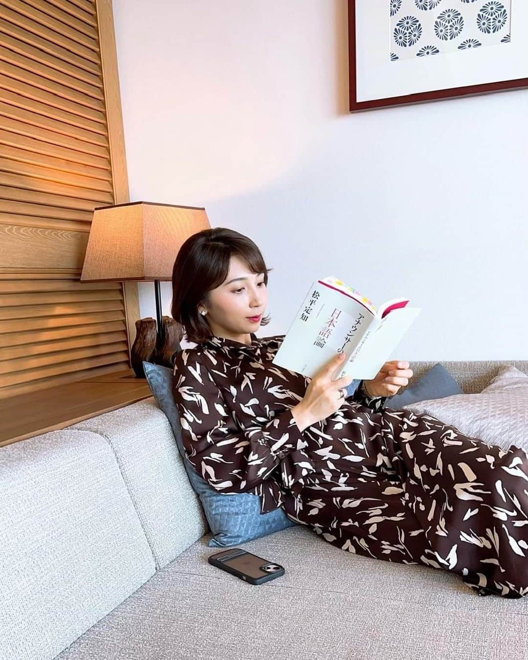 野嶋紗己子さんのインスタグラム写真 - (野嶋紗己子Instagram)「声の調子がよくないここ数日間、 本当に各所ご迷惑おかけしました。  少し回復してからは、 本と向き合う時間がとれて積読が少し解消。  季節の変わり目、 どうかみなさまご自愛ください！  ※前に父が撮ってくれてた写真📚 #本に付箋大量に貼ってしまう」10月15日 22時34分 - nojima_sakiko