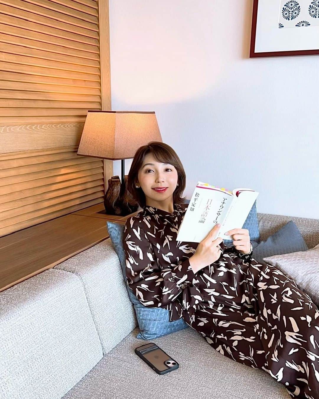 のインスタグラム：「声の調子がよくないここ数日間、 本当に各所ご迷惑おかけしました。  少し回復してからは、 本と向き合う時間がとれて積読が少し解消。  季節の変わり目、 どうかみなさまご自愛ください！  ※前に父が撮ってくれてた写真📚 #本に付箋大量に貼ってしまう」