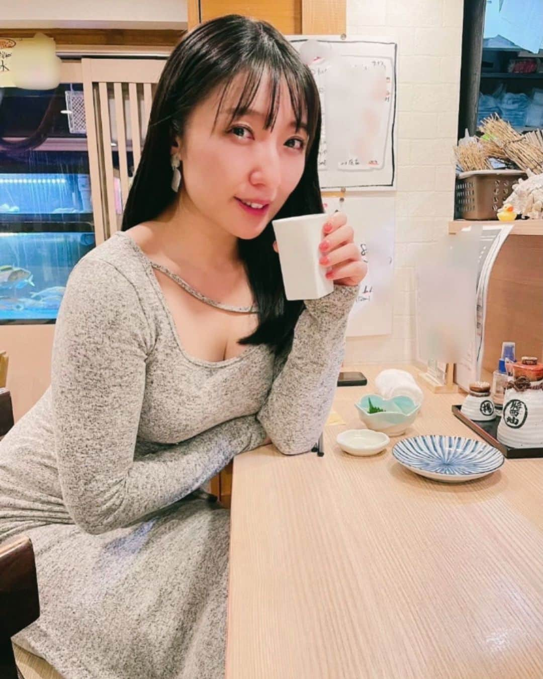 七瀬りりこのインスタグラム：「お稽古中は 写真を撮らなくなるから載せるネタが無くなるんですよ〜  元気に生きてます‼️  写真が無いから少し前の写真載せますね〜  仲良しの店員さんが東カレ風に撮ってくれたいつかの写真😆笑  #東カレ風 #日本酒 #japan #photo #女優 #ミュージカル女優」