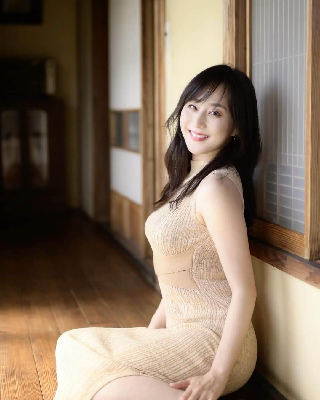 村上麻衣のインスタグラム：「サブスクリプションでは ポートレート写真多めです。 毎週日曜日の夜22:00〜　メンバーさんとのインスタライブもやっています📢 ぜひ♡  最近はまたジム復活しています😉 でもあまり痩せない。 なんでかなぁ？ （⇦食べてるから）  皆さま穏やかな日曜をお過ごしくださいませ☘️ photo by @photographer_sumino   #ポートレート #portrait #portraitphotography#モデル #ポートレート撮影」