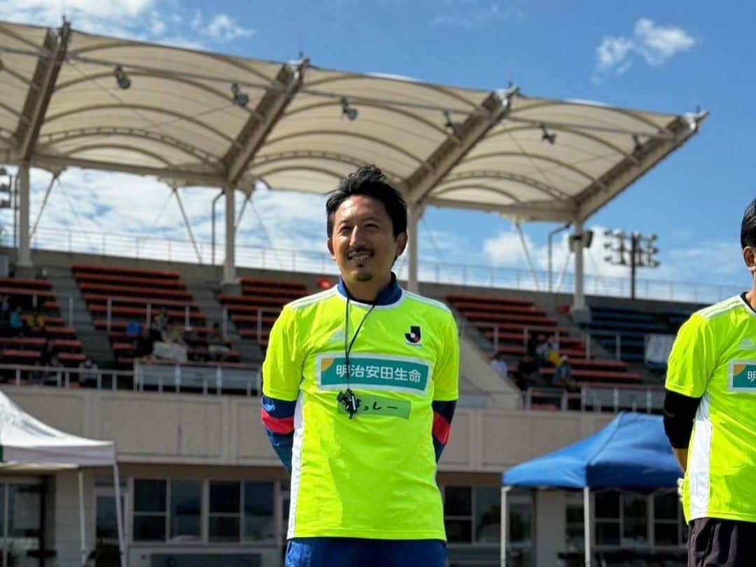 橋本英郎さんのインスタグラム写真 - (橋本英郎Instagram)「明治安田生命『JリーグMYサッカー教室in滋賀』にJ-OBコーチとして参加させて頂きました。  今回のコーチ陣は、なかなかパワフルな3人でした。  ・浪速のあつを、こと木村敦志 ・デカモリシ、こと森島康仁 ・ワンっと吠える、金ジョンヤ  サイズあって圧倒的なデモンストレーション（強烈なシュート&キーパーセーブ）もしてくれて興奮しました。  トレーニングもみんな積極的に取り組んでくれましたし、  子供達もとても明るく笑顔で楽しんでくれたので、こちらが元気を貰いました！  子供達、コーチの皆様、サポートコーチの皆様、そして全ての関係者の皆様ありがとうございました。  また #jfl の #レイラック滋賀 さんの #クリアソン新宿 戦にもお邪魔し、YouTubeでの試合中継解説を担当しました。  こちらは強風の中での試合、難しいゲームになりましたが、見事レイラック滋賀の2-0の勝利でした！  おめでとうございました！  #橋本英郎 #サッカー  #サッカー少年  #サッカー観戦  #兵庫サッカー  #神戸サッカー  #サッカースクール  #サッカーチーム  #サッカー部  #サッカートレーニング  #jリーグ  #jリーグ好きな人と繋がりたい  #ｊリーグ  #日本サッカー  #サッカー日本代表  #布引グリーンスタジアム #滋賀  #滋賀サッカー」10月15日 13時40分 - hideohashimoto