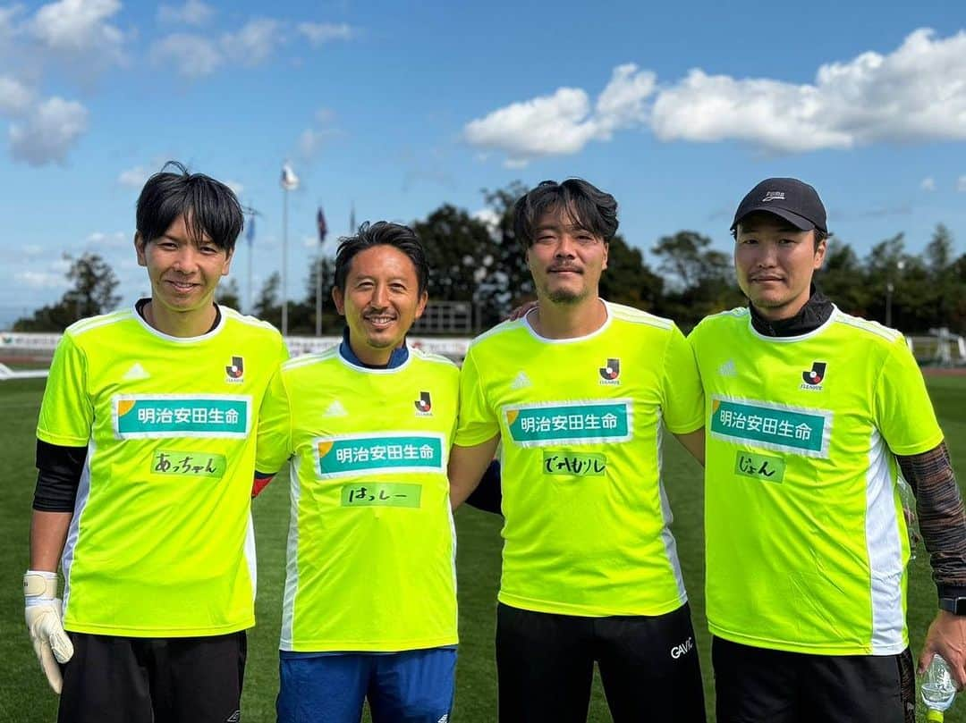 橋本英郎さんのインスタグラム写真 - (橋本英郎Instagram)「明治安田生命『JリーグMYサッカー教室in滋賀』にJ-OBコーチとして参加させて頂きました。  今回のコーチ陣は、なかなかパワフルな3人でした。  ・浪速のあつを、こと木村敦志 ・デカモリシ、こと森島康仁 ・ワンっと吠える、金ジョンヤ  サイズあって圧倒的なデモンストレーション（強烈なシュート&キーパーセーブ）もしてくれて興奮しました。  トレーニングもみんな積極的に取り組んでくれましたし、  子供達もとても明るく笑顔で楽しんでくれたので、こちらが元気を貰いました！  子供達、コーチの皆様、サポートコーチの皆様、そして全ての関係者の皆様ありがとうございました。  また #jfl の #レイラック滋賀 さんの #クリアソン新宿 戦にもお邪魔し、YouTubeでの試合中継解説を担当しました。  こちらは強風の中での試合、難しいゲームになりましたが、見事レイラック滋賀の2-0の勝利でした！  おめでとうございました！  #橋本英郎 #サッカー  #サッカー少年  #サッカー観戦  #兵庫サッカー  #神戸サッカー  #サッカースクール  #サッカーチーム  #サッカー部  #サッカートレーニング  #jリーグ  #jリーグ好きな人と繋がりたい  #ｊリーグ  #日本サッカー  #サッカー日本代表  #布引グリーンスタジアム #滋賀  #滋賀サッカー」10月15日 13時40分 - hideohashimoto