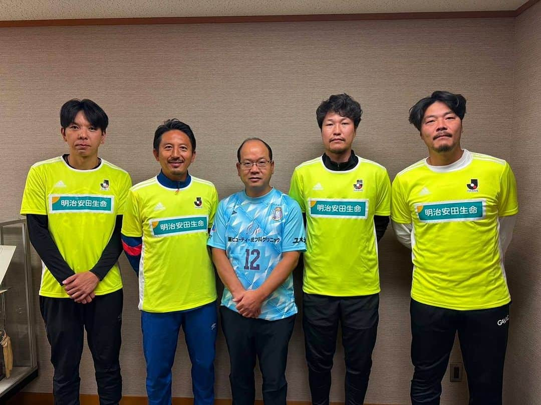 橋本英郎さんのインスタグラム写真 - (橋本英郎Instagram)「明治安田生命『JリーグMYサッカー教室in滋賀』にJ-OBコーチとして参加させて頂きました。  今回のコーチ陣は、なかなかパワフルな3人でした。  ・浪速のあつを、こと木村敦志 ・デカモリシ、こと森島康仁 ・ワンっと吠える、金ジョンヤ  サイズあって圧倒的なデモンストレーション（強烈なシュート&キーパーセーブ）もしてくれて興奮しました。  トレーニングもみんな積極的に取り組んでくれましたし、  子供達もとても明るく笑顔で楽しんでくれたので、こちらが元気を貰いました！  子供達、コーチの皆様、サポートコーチの皆様、そして全ての関係者の皆様ありがとうございました。  また #jfl の #レイラック滋賀 さんの #クリアソン新宿 戦にもお邪魔し、YouTubeでの試合中継解説を担当しました。  こちらは強風の中での試合、難しいゲームになりましたが、見事レイラック滋賀の2-0の勝利でした！  おめでとうございました！  #橋本英郎 #サッカー  #サッカー少年  #サッカー観戦  #兵庫サッカー  #神戸サッカー  #サッカースクール  #サッカーチーム  #サッカー部  #サッカートレーニング  #jリーグ  #jリーグ好きな人と繋がりたい  #ｊリーグ  #日本サッカー  #サッカー日本代表  #布引グリーンスタジアム #滋賀  #滋賀サッカー」10月15日 13時40分 - hideohashimoto