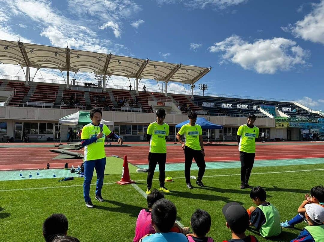 橋本英郎さんのインスタグラム写真 - (橋本英郎Instagram)「明治安田生命『JリーグMYサッカー教室in滋賀』にJ-OBコーチとして参加させて頂きました。  今回のコーチ陣は、なかなかパワフルな3人でした。  ・浪速のあつを、こと木村敦志 ・デカモリシ、こと森島康仁 ・ワンっと吠える、金ジョンヤ  サイズあって圧倒的なデモンストレーション（強烈なシュート&キーパーセーブ）もしてくれて興奮しました。  トレーニングもみんな積極的に取り組んでくれましたし、  子供達もとても明るく笑顔で楽しんでくれたので、こちらが元気を貰いました！  子供達、コーチの皆様、サポートコーチの皆様、そして全ての関係者の皆様ありがとうございました。  また #jfl の #レイラック滋賀 さんの #クリアソン新宿 戦にもお邪魔し、YouTubeでの試合中継解説を担当しました。  こちらは強風の中での試合、難しいゲームになりましたが、見事レイラック滋賀の2-0の勝利でした！  おめでとうございました！  #橋本英郎 #サッカー  #サッカー少年  #サッカー観戦  #兵庫サッカー  #神戸サッカー  #サッカースクール  #サッカーチーム  #サッカー部  #サッカートレーニング  #jリーグ  #jリーグ好きな人と繋がりたい  #ｊリーグ  #日本サッカー  #サッカー日本代表  #布引グリーンスタジアム #滋賀  #滋賀サッカー」10月15日 13時40分 - hideohashimoto