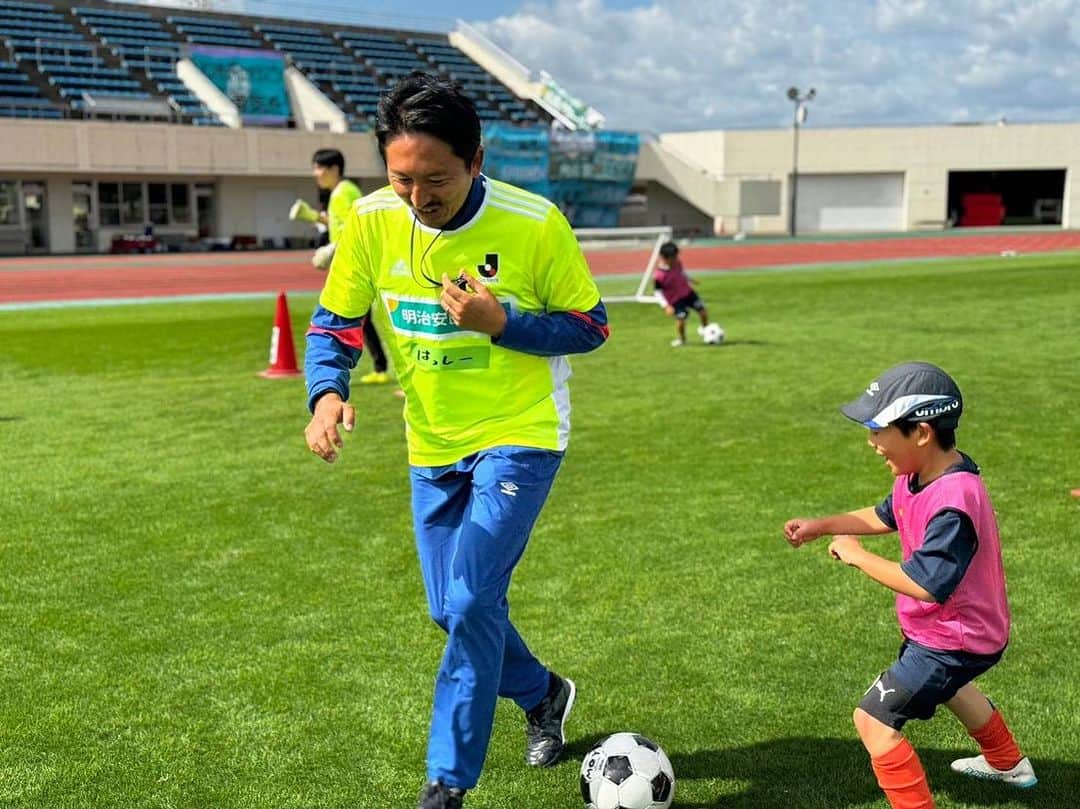 橋本英郎さんのインスタグラム写真 - (橋本英郎Instagram)「明治安田生命『JリーグMYサッカー教室in滋賀』にJ-OBコーチとして参加させて頂きました。  今回のコーチ陣は、なかなかパワフルな3人でした。  ・浪速のあつを、こと木村敦志 ・デカモリシ、こと森島康仁 ・ワンっと吠える、金ジョンヤ  サイズあって圧倒的なデモンストレーション（強烈なシュート&キーパーセーブ）もしてくれて興奮しました。  トレーニングもみんな積極的に取り組んでくれましたし、  子供達もとても明るく笑顔で楽しんでくれたので、こちらが元気を貰いました！  子供達、コーチの皆様、サポートコーチの皆様、そして全ての関係者の皆様ありがとうございました。  また #jfl の #レイラック滋賀 さんの #クリアソン新宿 戦にもお邪魔し、YouTubeでの試合中継解説を担当しました。  こちらは強風の中での試合、難しいゲームになりましたが、見事レイラック滋賀の2-0の勝利でした！  おめでとうございました！  #橋本英郎 #サッカー  #サッカー少年  #サッカー観戦  #兵庫サッカー  #神戸サッカー  #サッカースクール  #サッカーチーム  #サッカー部  #サッカートレーニング  #jリーグ  #jリーグ好きな人と繋がりたい  #ｊリーグ  #日本サッカー  #サッカー日本代表  #布引グリーンスタジアム #滋賀  #滋賀サッカー」10月15日 13時40分 - hideohashimoto