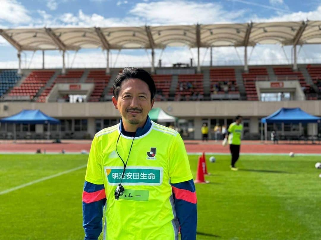 橋本英郎さんのインスタグラム写真 - (橋本英郎Instagram)「明治安田生命『JリーグMYサッカー教室in滋賀』にJ-OBコーチとして参加させて頂きました。  今回のコーチ陣は、なかなかパワフルな3人でした。  ・浪速のあつを、こと木村敦志 ・デカモリシ、こと森島康仁 ・ワンっと吠える、金ジョンヤ  サイズあって圧倒的なデモンストレーション（強烈なシュート&キーパーセーブ）もしてくれて興奮しました。  トレーニングもみんな積極的に取り組んでくれましたし、  子供達もとても明るく笑顔で楽しんでくれたので、こちらが元気を貰いました！  子供達、コーチの皆様、サポートコーチの皆様、そして全ての関係者の皆様ありがとうございました。  また #jfl の #レイラック滋賀 さんの #クリアソン新宿 戦にもお邪魔し、YouTubeでの試合中継解説を担当しました。  こちらは強風の中での試合、難しいゲームになりましたが、見事レイラック滋賀の2-0の勝利でした！  おめでとうございました！  #橋本英郎 #サッカー  #サッカー少年  #サッカー観戦  #兵庫サッカー  #神戸サッカー  #サッカースクール  #サッカーチーム  #サッカー部  #サッカートレーニング  #jリーグ  #jリーグ好きな人と繋がりたい  #ｊリーグ  #日本サッカー  #サッカー日本代表  #布引グリーンスタジアム #滋賀  #滋賀サッカー」10月15日 13時40分 - hideohashimoto