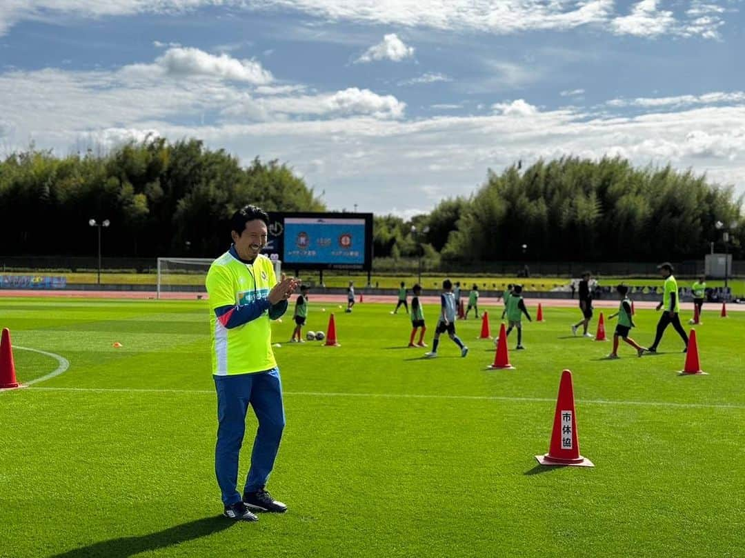 橋本英郎さんのインスタグラム写真 - (橋本英郎Instagram)「明治安田生命『JリーグMYサッカー教室in滋賀』にJ-OBコーチとして参加させて頂きました。  今回のコーチ陣は、なかなかパワフルな3人でした。  ・浪速のあつを、こと木村敦志 ・デカモリシ、こと森島康仁 ・ワンっと吠える、金ジョンヤ  サイズあって圧倒的なデモンストレーション（強烈なシュート&キーパーセーブ）もしてくれて興奮しました。  トレーニングもみんな積極的に取り組んでくれましたし、  子供達もとても明るく笑顔で楽しんでくれたので、こちらが元気を貰いました！  子供達、コーチの皆様、サポートコーチの皆様、そして全ての関係者の皆様ありがとうございました。  また #jfl の #レイラック滋賀 さんの #クリアソン新宿 戦にもお邪魔し、YouTubeでの試合中継解説を担当しました。  こちらは強風の中での試合、難しいゲームになりましたが、見事レイラック滋賀の2-0の勝利でした！  おめでとうございました！  #橋本英郎 #サッカー  #サッカー少年  #サッカー観戦  #兵庫サッカー  #神戸サッカー  #サッカースクール  #サッカーチーム  #サッカー部  #サッカートレーニング  #jリーグ  #jリーグ好きな人と繋がりたい  #ｊリーグ  #日本サッカー  #サッカー日本代表  #布引グリーンスタジアム #滋賀  #滋賀サッカー」10月15日 13時40分 - hideohashimoto