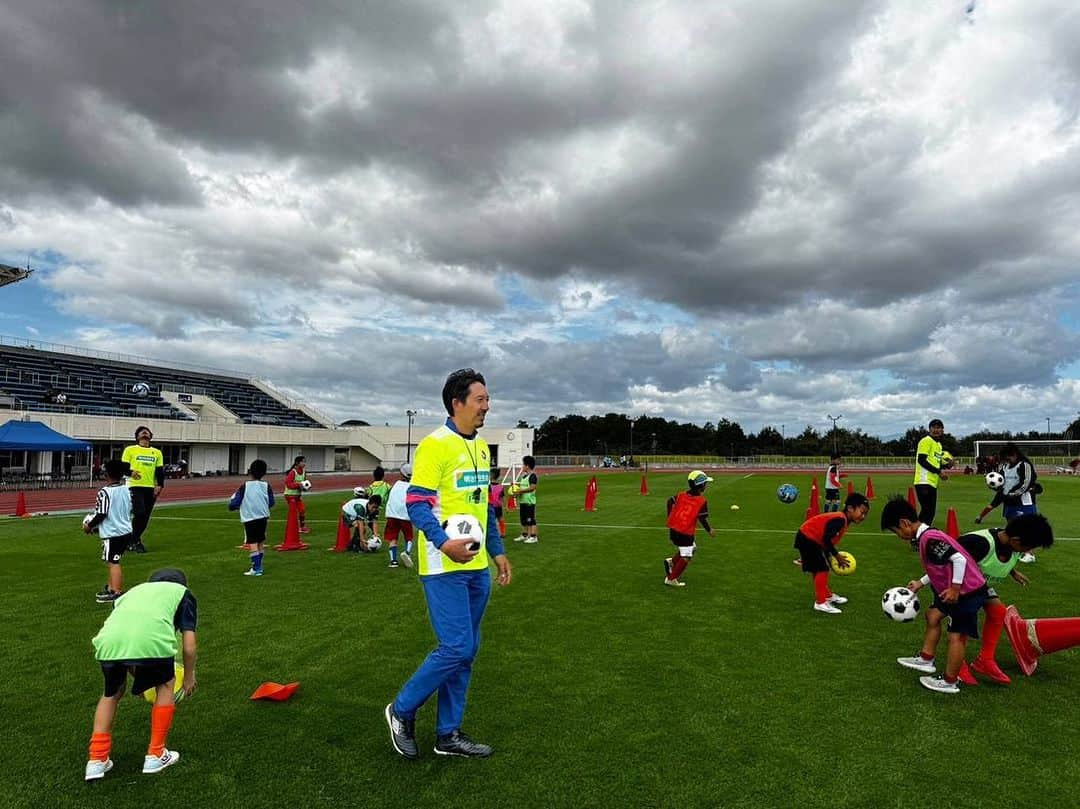 橋本英郎さんのインスタグラム写真 - (橋本英郎Instagram)「明治安田生命『JリーグMYサッカー教室in滋賀』にJ-OBコーチとして参加させて頂きました。  今回のコーチ陣は、なかなかパワフルな3人でした。  ・浪速のあつを、こと木村敦志 ・デカモリシ、こと森島康仁 ・ワンっと吠える、金ジョンヤ  サイズあって圧倒的なデモンストレーション（強烈なシュート&キーパーセーブ）もしてくれて興奮しました。  トレーニングもみんな積極的に取り組んでくれましたし、  子供達もとても明るく笑顔で楽しんでくれたので、こちらが元気を貰いました！  子供達、コーチの皆様、サポートコーチの皆様、そして全ての関係者の皆様ありがとうございました。  また #jfl の #レイラック滋賀 さんの #クリアソン新宿 戦にもお邪魔し、YouTubeでの試合中継解説を担当しました。  こちらは強風の中での試合、難しいゲームになりましたが、見事レイラック滋賀の2-0の勝利でした！  おめでとうございました！  #橋本英郎 #サッカー  #サッカー少年  #サッカー観戦  #兵庫サッカー  #神戸サッカー  #サッカースクール  #サッカーチーム  #サッカー部  #サッカートレーニング  #jリーグ  #jリーグ好きな人と繋がりたい  #ｊリーグ  #日本サッカー  #サッカー日本代表  #布引グリーンスタジアム #滋賀  #滋賀サッカー」10月15日 13時40分 - hideohashimoto