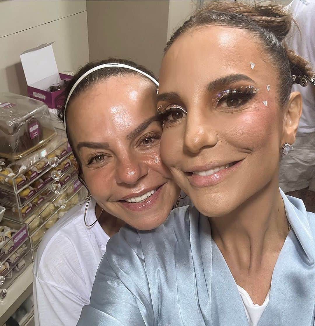 のインスタグラム：「Hj o dia é todo dela! Pense numa figura massa é @cynthiasangalo. Engraçada demais,protetora,amorosa,realizadora! Quin quin, vc é um grande exemplo de mulher,de mãe e de guerreira que é. Te amo muitos. Amamos muito vc quin,por todas as lindas coisas que vc é e que transbordam no seu coração. Irmã parceira, leal❤️ uma mãe daquelas, uma titioca que não existe de tão maravilhosa. Que Deus lhe cubra de saúde,muito amor, sabedoria e coragem! Te amo quin quin ❤️」