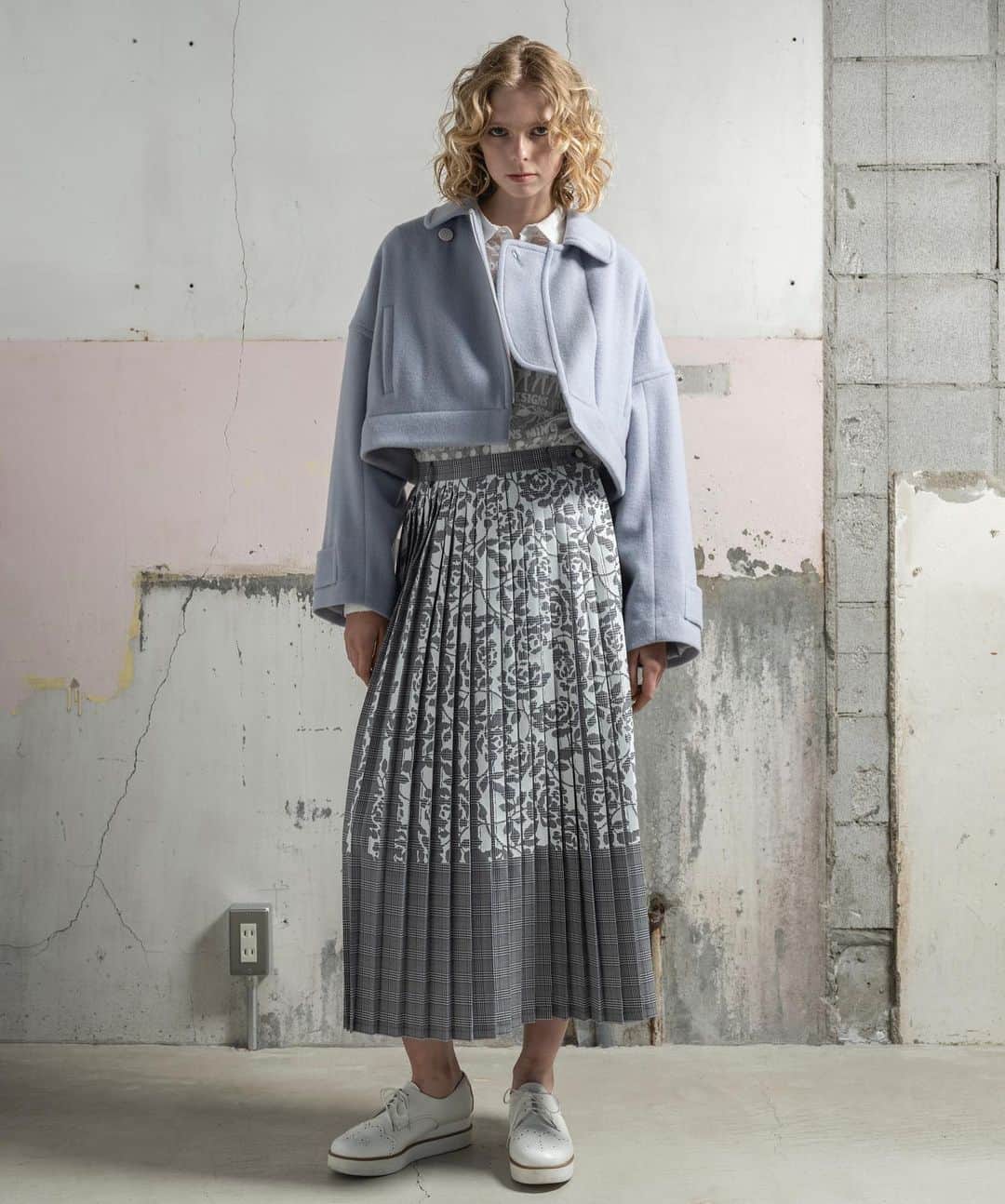 ミントデザインズのインスタグラム：「. -SHORT- LONG JACKET-  一枚でロング&ショート、2つの丈感を楽しめるウールコート。 ウエストのジップで手軽にロング部分の取り外しができる2wayデザインです。 デザインのディティールが映えるブラックと、ミントデザインズらしい色味のサックスブルーの2color。  #mintdesigns #ミントデザインズ #2023aw」