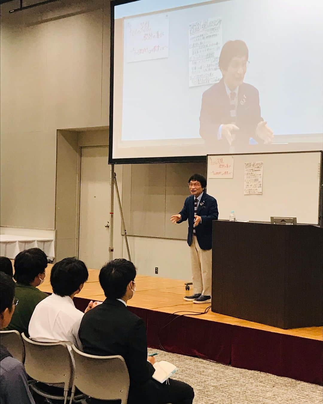 尾木直樹のインスタグラム：「今日午前中は雨風の激しい中を渋谷で先生を目指す高校生や大学生、社会人対象に『教育は愛とロマン』について熱弁！！ 東京都主催の「教育Festa！」とても良かったです😊 ｰ #東京都#教育フェスティバル#教育委員会#大規模な体験型企画#活気溢れる #尾木ママ#渋谷」