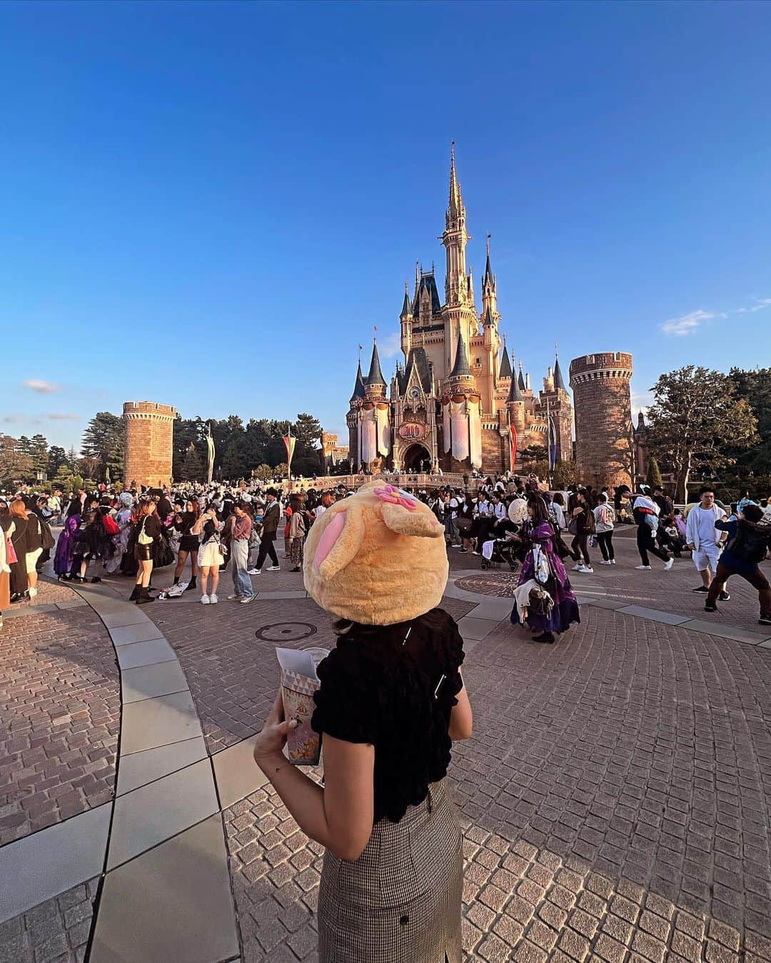 風間ゆみえのインスタグラム：「On my birthday Eve, I took off rabbit-shaped eye mask🐰 and headphones🎧 and I was at Disneyland!  Many thanks to my unique friends! Too much fun‼︎‼︎😂🥹💓」