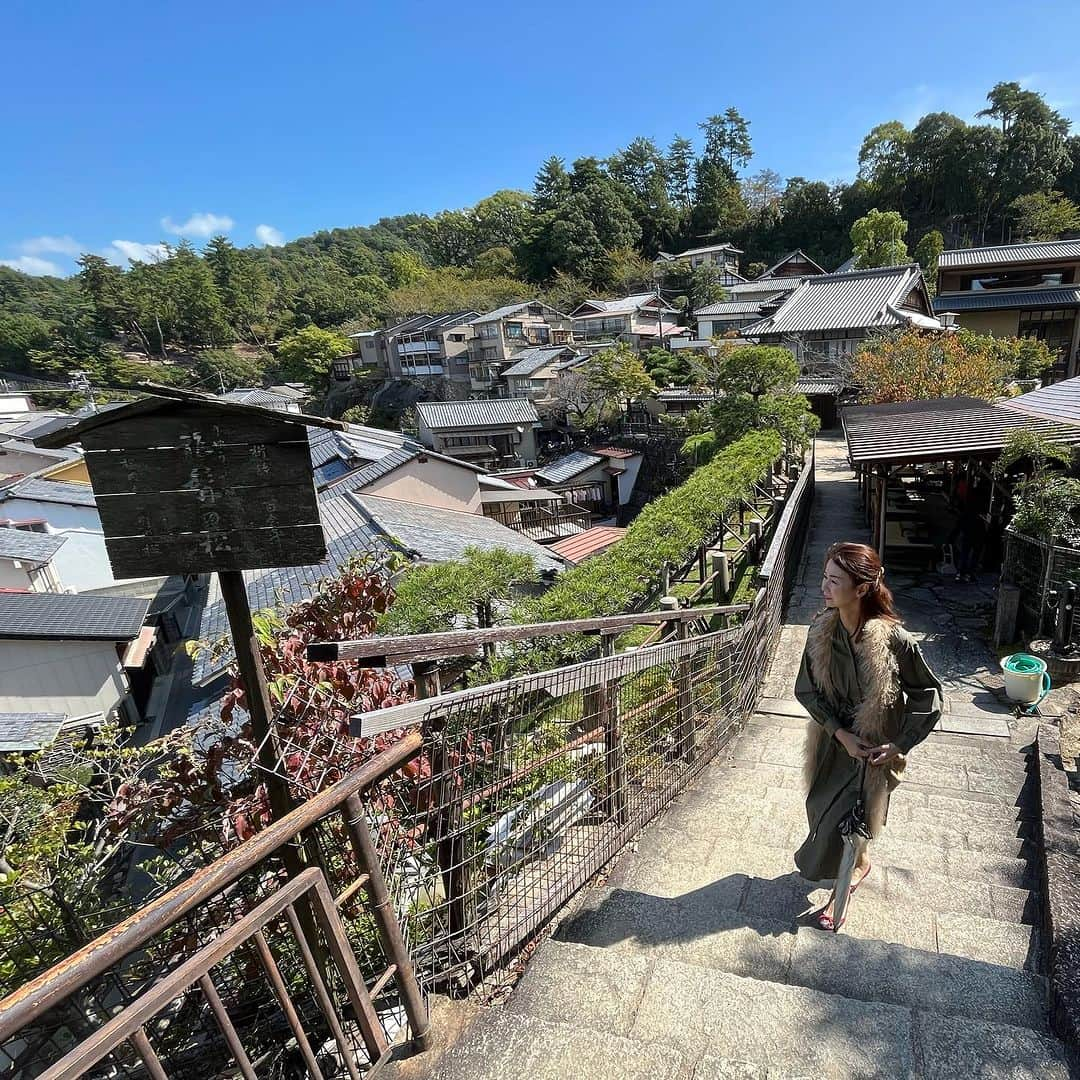 荒生暁子さんのインスタグラム写真 - (荒生暁子Instagram)「宮島散歩 厳島の戦いを歩く  毛利元就と陶晴賢(すえはるかた)が戦った 宮尾城跡を登って 千畳閣(豊国神社)へ。  豊臣秀吉が450年前に 建て始めたものの 秀吉が亡くなったため 未完成のまま。 素晴らしい大経堂です  紅葉谷のお茶屋で パコちゃんと きな粉餅を食べました 外国人がリュックを背負い 登山者が多いこと。  原生林の多い スピリチュアルな島 歴史が多く刻まれています 宮島の入島税が100円 フェリー代に上乗せです。  時折、鹿さんにこんにちは！  #宮島 #宮島観光 #宮島散歩  次は紅葉の時期に🍁」10月15日 13時50分 - akikoarao0904