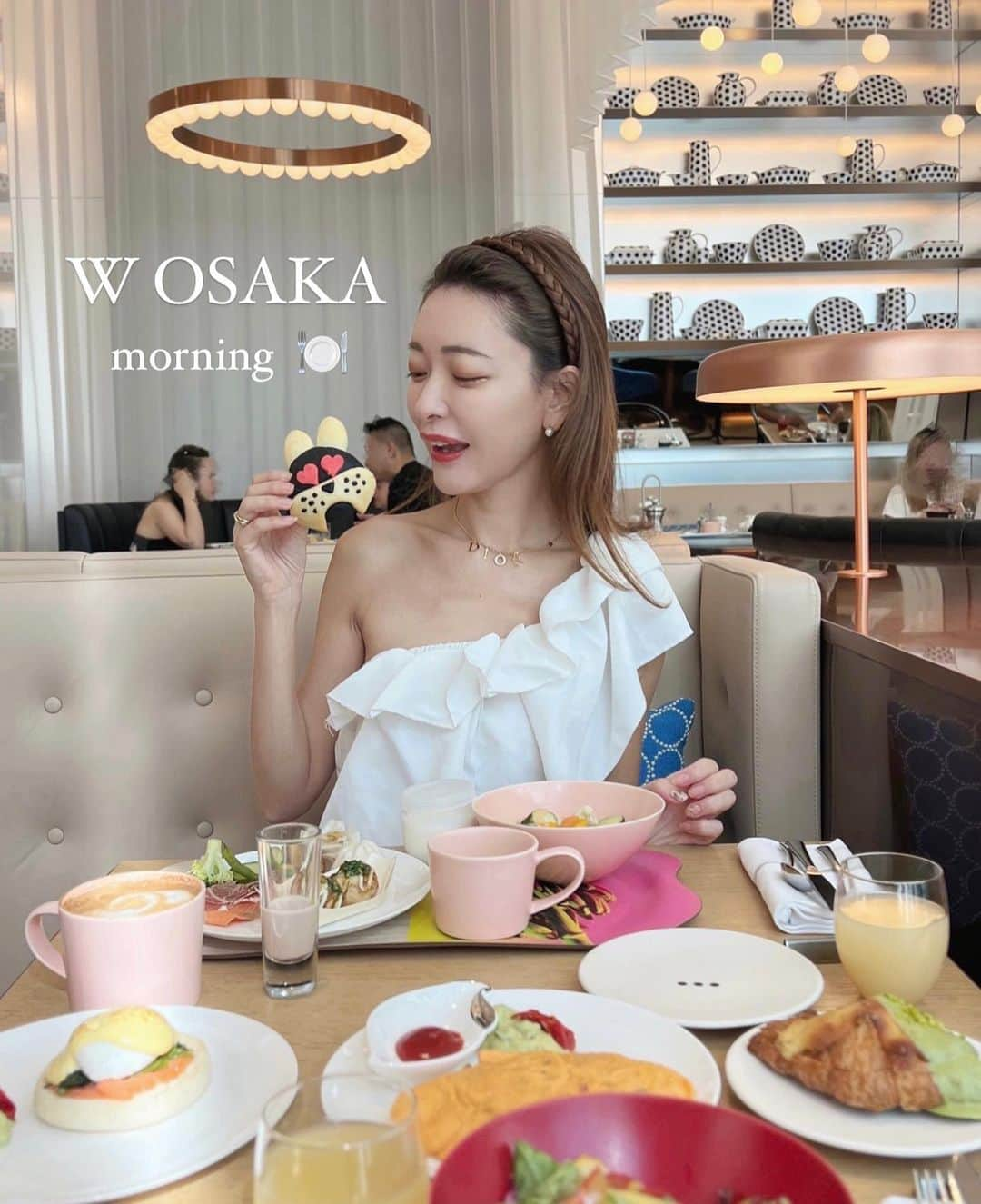 菊池かなこのインスタグラム：「🏨W OSAKA morning💛  OH.LALA...(オーララ)で🍽✨  このわんちゃん🐶の形のパン可愛すぎる🥲💕  お皿やお盆がカラフル🎨なのもWらしくて 終始ワクワクしてしまう空間でした💟  大阪名物たこ焼き🐙もあり ビュッフェはかなり充実🙆‍♀️  一品選べる卵料理は エッグベネディクトを🪺 一個なので少し大きめサイズ❔  家にいると野菜不足なので ホテルビュッフェに来ると野菜を大量摂取します🥦🍅  日差しがたっぷり差し込み 寝起きの目が覚める映え空間〜☀️  海外の方がかなり多かった印象です🌈  時期によっては一般客の方の受け入れもしているそうだけど、 今はどうかな？？  宿泊せずに利用したい方は ホテル問い合わせしてみてください☺️  *.:･.｡**.:･.｡**.:･.｡**.:･.｡**.:･.｡** @wosakahotel  #wosaka#whotelosaka#w大阪 #mariotto#マリオット#mariottobonvoy#osakajapan #大阪観光#ラグジュアリーホテル#japanosaka#心斎橋 #ホテルモーニング#ホテルモーニングビュッフェ#ホテルの朝食 #ホテルの朝ごはん#大阪ホテル#大阪ホテル巡り#osakahotel」