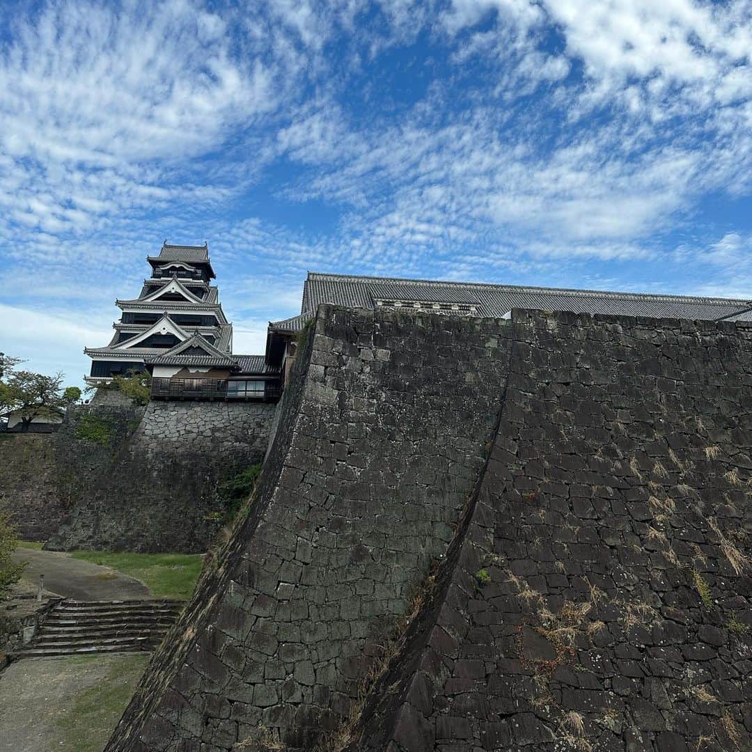 あだち理絵子さんのインスタグラム写真 - (あだち理絵子Instagram)「#熊本　に来たら #熊本城   2016年の #熊本大震災　の爪痕と  復興した #天守閣  熊本城がどのようにできて 広がっていったか 西南戦争で焼失し よみがえり また震災で崩れてしまった城を 最新技術を用いて生まれ変わらせた。  何度も蘇る城  たっぷり展示していて 見応えありました。  ３時間みっちり。  まだ何年もかかるんだろうなぁ。  #熊本旅#アラフィフ旅 #アラフィフ女子」10月15日 13時54分 - adachi.rieko
