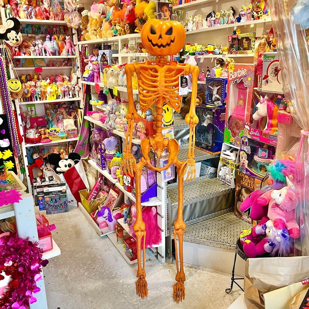 おもちゃやSPIRALのインスタグラム：「Big Size! Jack o lantern Skeleton入荷しました🎃  🇺🇸から新しいおもちゃ大量入荷してます📦✨  いろいろ品出ししてます！」