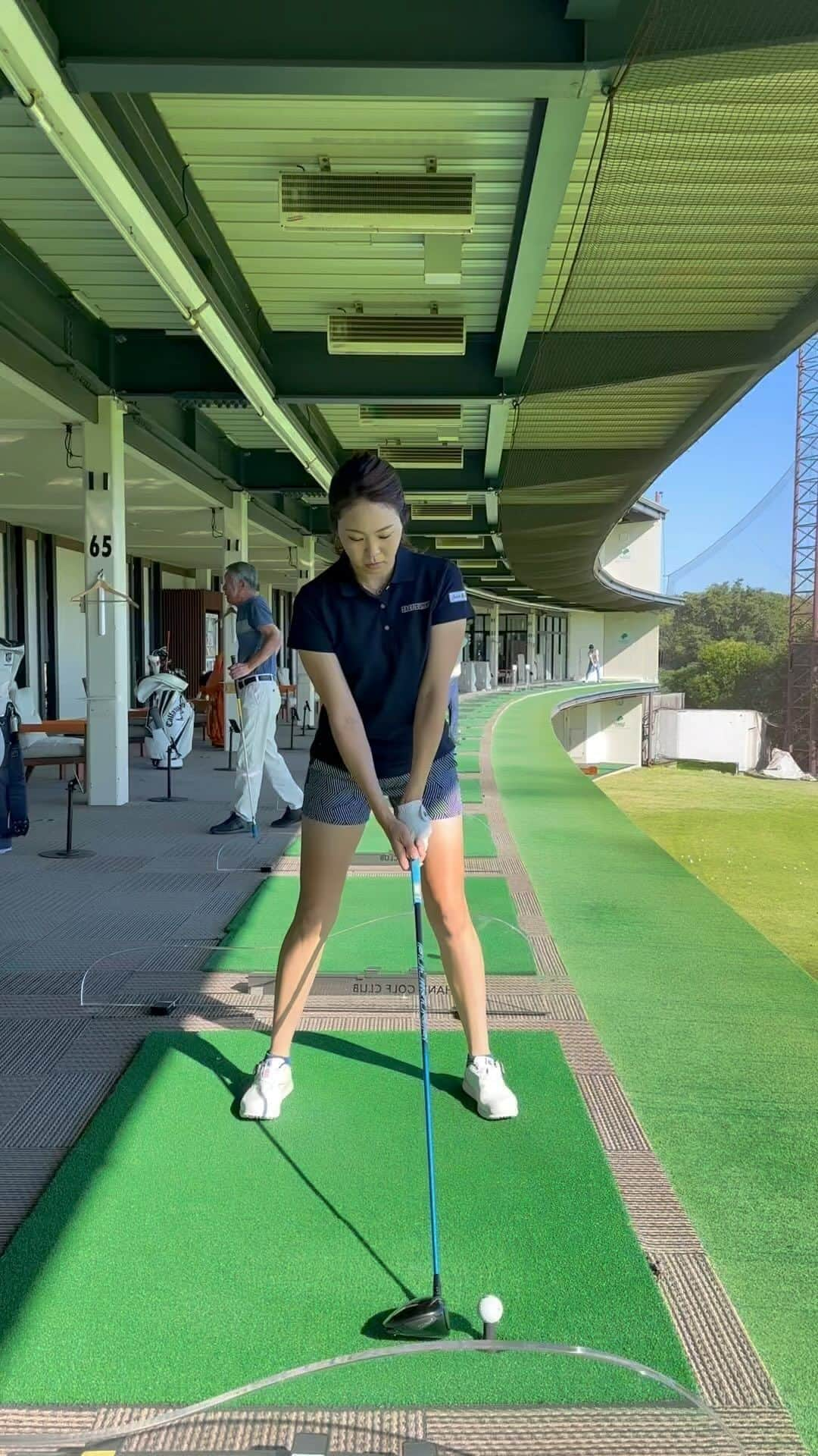 中山綾香のインスタグラム：「3.2.1.GO🥊  👗: @jackbunny_official   👠: @newbalancegolf_japan   ✋: @kascogolf   👜: @resurrection_tokyo   .  【ウェアロゴスポンサー様】  💎Ichihara Crane Service 様 💎System Kogaku 様 💎A・Y Project 様 💎Mitsumori Industry 様 .  #ゴルフスイング #jackbunny #ゴルフ女子 #no1grip #nowon #ayproject ##newbalance #ゴルフ #ゴルフ女子 #ゴルフスイング #ゴルフウェア #ゴルフウェア #ゴルフコーデ #ゴルフスイング動画 #ゴルフ好き #ジャックバニー #ニューバランス #PR」