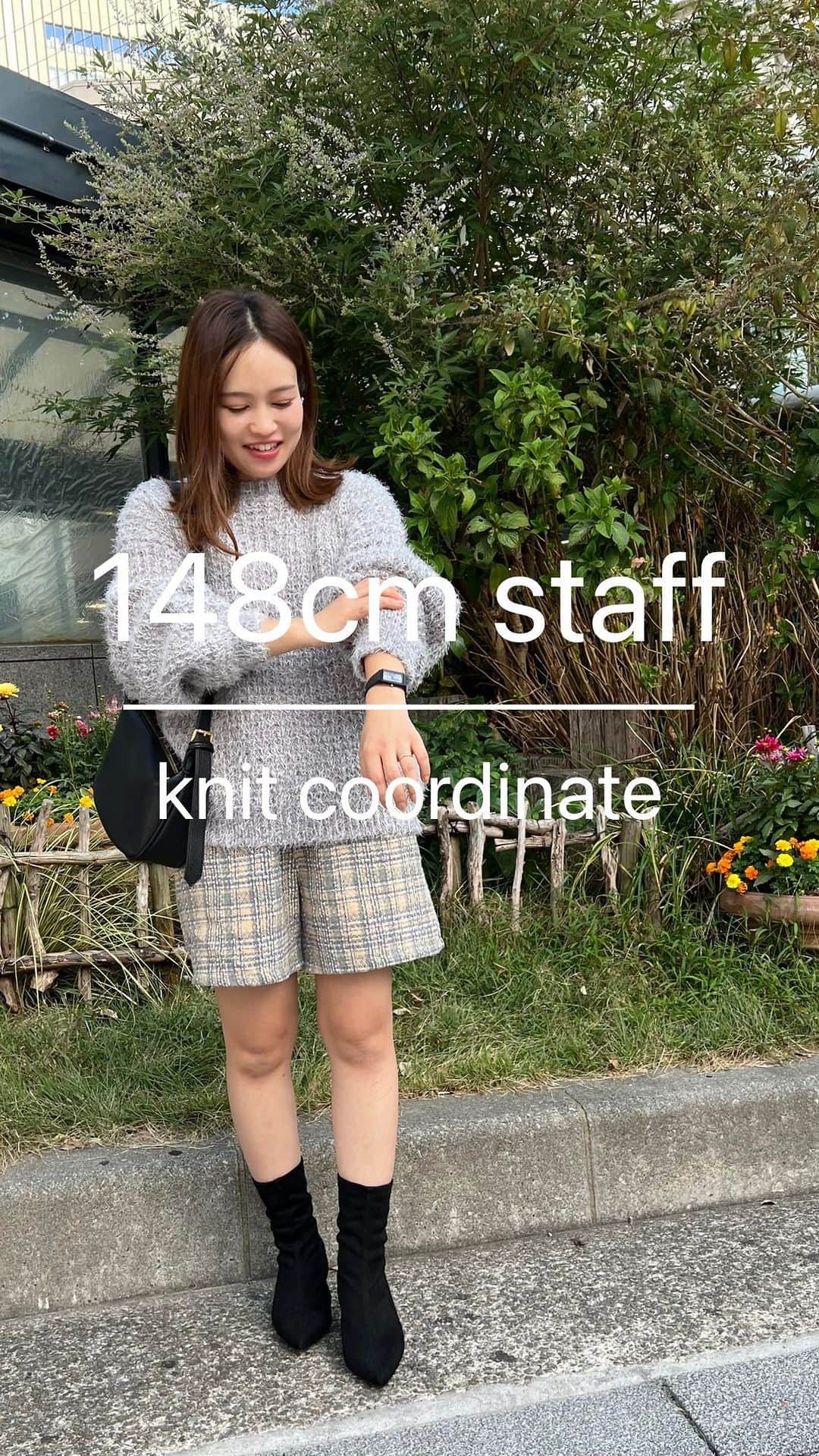 のインスタグラム：「. 本格的に秋が始まりましたね🥰 ゆったりニットを1枚でざっくり着たい季節です🍠🌕  低身長staffに聞いたところ、 ざっくりニットの『着られてる感』が 気になる‥とのことだったので バランスよく見えるコーデを組んでみました😳🧡 . カーディガンはミディアム丈のスカートを ハイウエストで足長に見せるのがポイントです😘 ニットはショーパンにショートブーツで 肌見せを調節しました🤭✨ . ぜひ参考になさってください🙆🏻‍♀️⭐️ . ▷紹介スタッフ  めいめい　148cm . 着用アイテム 🏷️C6476 🏷️M3970 🏷️C6479 🏷️C6765  . .  #kobelettuce #神戸レタス #プチプラ #プチプラコーデ #かわいい #おしゃれさんと繋がりたい#きれいめコーデ #デニムコーデ #大人かわいい #プチレタス #秋コーデ#カーディガン#アパレル店員#ニット#韓国ファッション#シミラールック #レタ女 #レタジョ #三ノ宮#きれいめコーデ #着回しコーデ」