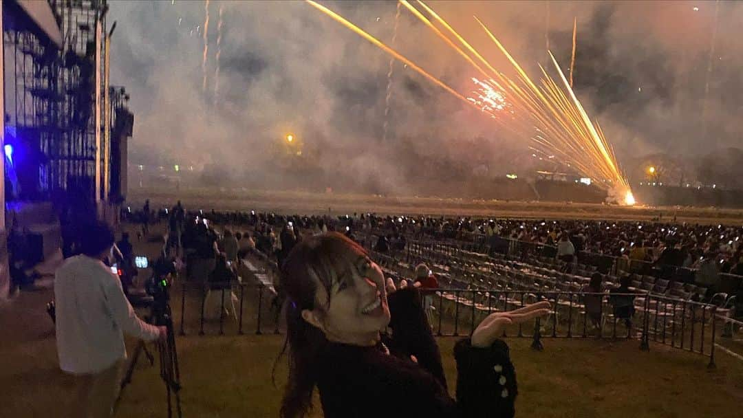 坂口理子さんのインスタグラム写真 - (坂口理子Instagram)「直方イオンモールpresents音楽花火🎆  昨日の事にはなりますが...  9000発！！ もう本当に今まで見た花火の中でも特に凄くて 楽しくなっちゃったー！！！ 皆さんにもお裾分け！ いつか必ず直方まで足を運んでくださいね☺️  花火の写真撮るの特技にしようかな！！笑  と自信が湧いてくるくらい どこのどのタイミングでも綺麗に写す事ができました☺️  今年花火大会間近で 見れてなかったので 観れてよかった🥹🥹🥹  音楽花火のカウントダウンは、 倖田來未さんと直方市長と福岡県議長とご一緒させて頂きました...！  直方市長の直方市への熱い思い そして香原議長の福岡を盛り上げよう！という熱い思いを横で聴きながら...  花火のカウントダウンでは イベントの大トリを務めた倖田來未さんをお迎えし....  倖田來未さん、もう小さい頃から ずっと聴いていて😭  学生時代にはMDに入れて聴いてた😭  盛り上がる曲、ダンスパフォーマンスで魅せる楽曲はもちろん バラードコーナーでは 涙が出るほど心が揺さぶられました🥹 生で観ることができて ものすんごく嬉しかったなー🥹  本当に本当に素敵な経験と 夏のラストの思い出になりました☺️  今までどうして足を運んで居なかったんだろう... と後悔しております....  来年も絶対行く！いや、また司会をさせて頂けるよう 頑張ります！！！！！  親子三世代で楽しめるというだけあって 音楽花火ではさまざまなアーティストさんの楽曲に合わせて打ち上がり、 やっぱり音楽ってその時の自分の出来事とか、 凄く思い出すし、それはそれぞれ違うけど それを観て何かを想うのは同じで、 本当に素敵だなって思いました。  花火の演出がとにかく凄かったです😭 世界で賞を受賞した花火師さんも 携わっているみたいで、なるほど！さすが😭と 思いました😭  遠賀川の河川敷だからこそできるイベント、 そして地元直方の温もりもきちんとありつつ、 のとても素敵なイベントでした😭  そして何よりも音楽花火で良かったのは アーティストさんの生の歌声でその日に聴いた楽曲で 音楽花火が打ちがった事😭  その日のMONOGATARI LIVEを振り返るような 音楽花火の演出😭素敵すぎましたもう本当感動！ この感動を誰かに伝えたいけど公演MCとか もうないけん、ファンクラブのメールにでも送ります！笑  #福岡 #直方市 #makeamonogatari  #音楽花火 #花火」10月15日 14時04分 - ricopi__hkt48