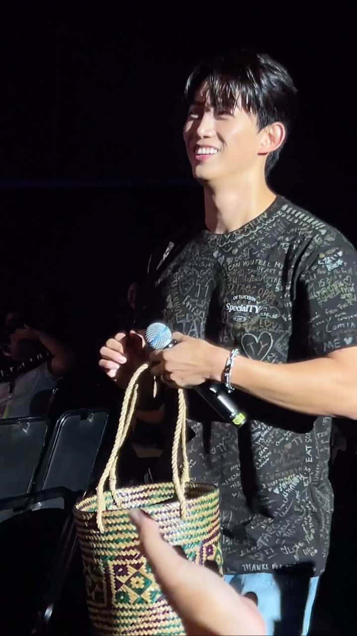 ウィウ＝ワンナロット・ソンティチャイのインスタグラム：「อย่าเข้ามาใกล้บ่อย ใจคอไม่ดี🫣💓💓    #TaecyeoninBKK #SpecialTYinBKK #THAIHOTTEST🇹🇭」
