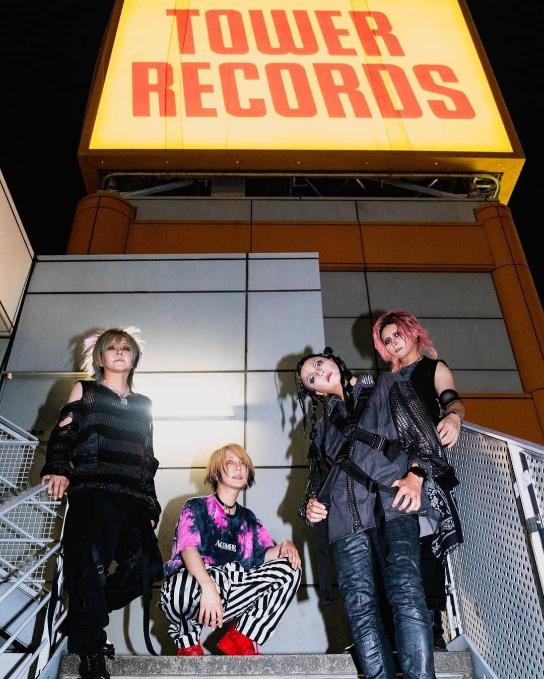 CHISA のインスタグラム：「まもなくツアーが始まりますが「ウルフヘズナル / 黄昏」はたくさん聴き込んでくれてますか？？？良いツアーにしような😆」
