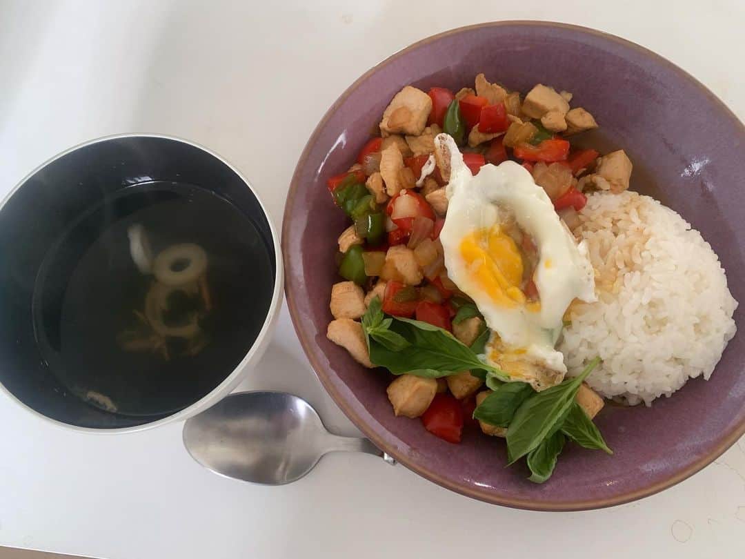 のインスタグラム：「ガパオライス♡ 卵潰れてショックすぎたけど 味ははなまるぅ✌️」