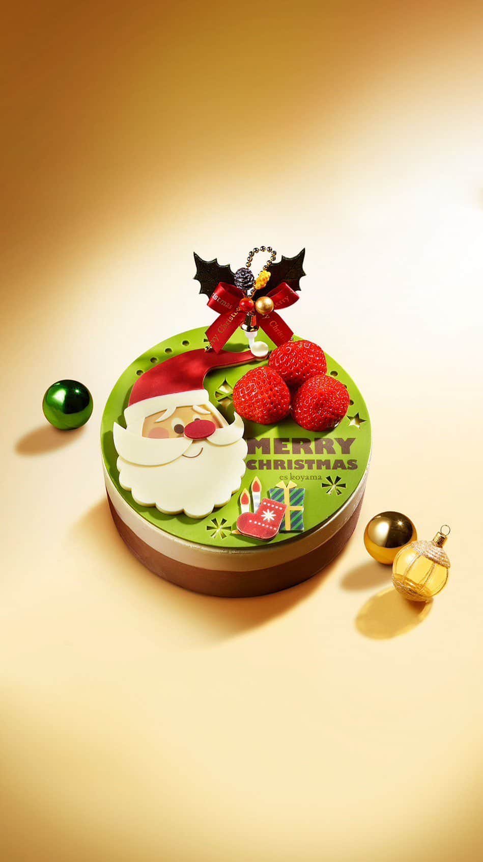 小山進のインスタグラム：「新作クリスマスケーキ② 【クリスマスポップワールド】  ♦︎チョコレート、ピスタチオ、ヘーゼルナッツ、苺 みんなの人気者を一堂に集めて  世界各国の選りすぐりカカオをブレンドした特別なクーベルチュール（カカオ分80％）は、力強いウッディーノートとナッツのようなロースト感が特徴。「味わった瞬間にヘーゼルナッツやピスタチオとマリアージュさせたい！！」 と僕の創作欲を掻き立て、頭に浮かんだイメージそのままに試作が進みすぐに一品が完成しました。ザッハトルテを分解・再構築したビスキュイピスターシュに濃厚なガナッシュを重ね、ヘーゼルナッツのキャラメリゼをセットして食感にアクセント。 主役のクーベルチュールは香り高いムースに仕立てて、ピスタチオとベストマリアージュの苺のクレームシャンティで優しい酸味もプラス。乳に含まれる“乳糖”を焦がして作ったキャラメル風味のホワイトチョコレートババロアが、全体を心地良いバランスに整えます。すべての要素を一緒に味わっていただけば、素材たちがお口のなかで徐々に交わり、互いの味を引き立てて、美味しさの相乗効果を生み出します。 飾りは「やさしく微笑むサンタクロース」をメインにしたウオーターカッターを駆使したチョコレート細工でケーキのやさしい味わいとリンクしたデザインに仕上げました。  #パティシエエスコヤマ #patissiereskoyama #eskoyama #エスコヤマ #小山シェフ #小山進 #susumukoyama #兵庫 #三田市 #兵庫県三田市 #スイーツ #クリスマス #クリスマスケーキ #クリスマス2023 #クリスマスケーキ2023 #関西スイーツ #兵庫スイーツ」