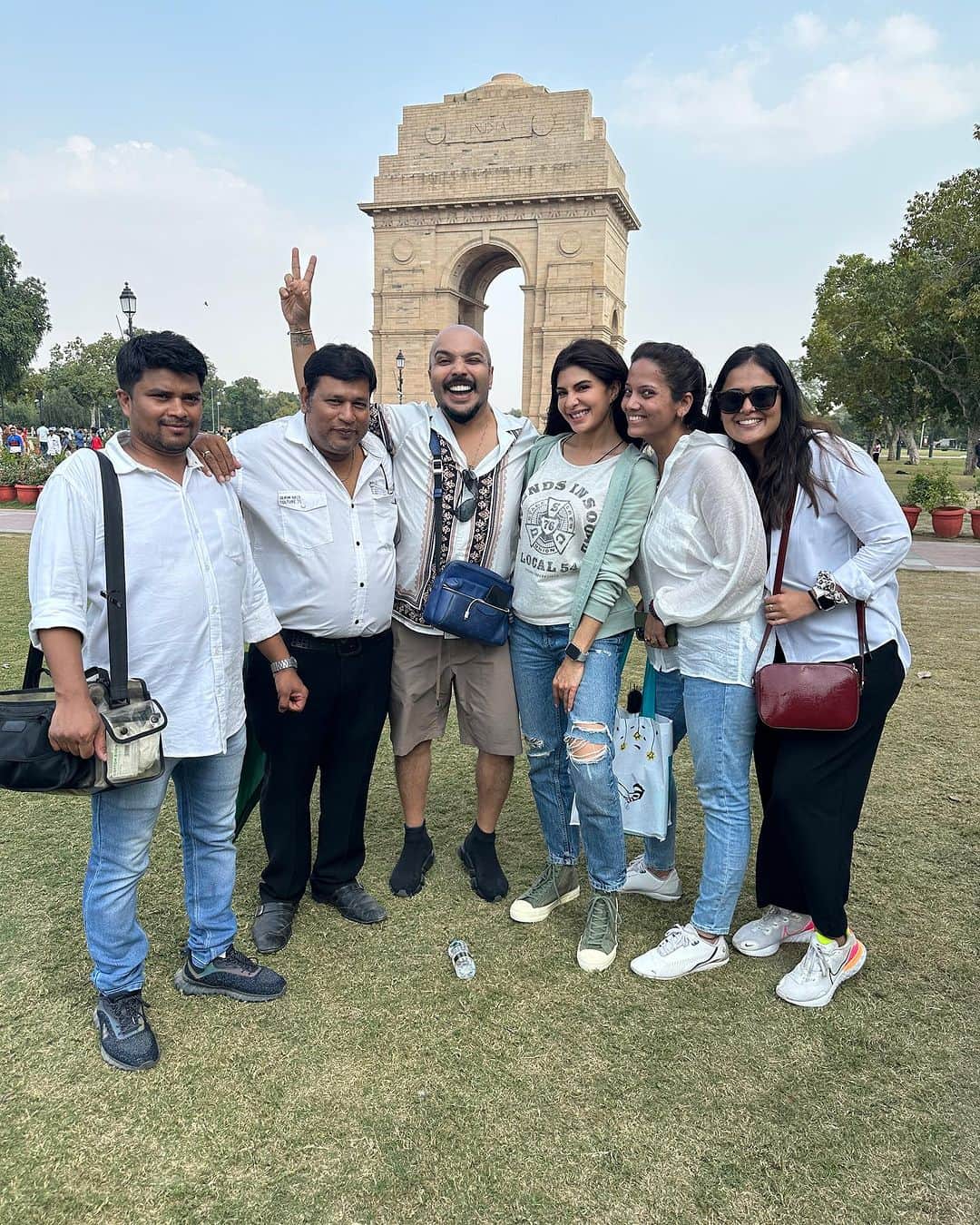 Jacqueline Fernandezさんのインスタグラム写真 - (Jacqueline FernandezInstagram)「Delhi schedule wrap for #fateh thank you @sonu_sood for always inspiring us and pushing us to do our best ❤️」10月15日 14時11分 - jacquelienefernandez