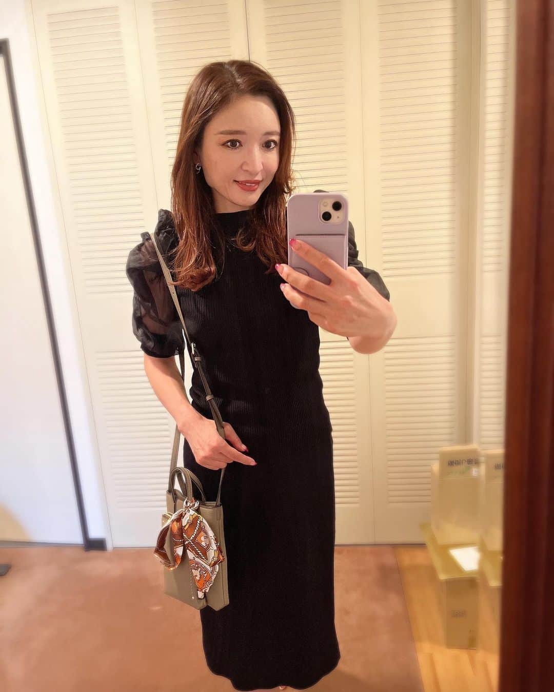 AriizumiEmaのインスタグラム：「コーディネート。 トップス、黒率が高め😅 年齢的に、明るい色を着ようと思うのですが、つい黒ばかり集めてしまいがち🥹  #tops @blueeast.jp  #skirt  @lialapg  ☑️バッグは楽天ルームに載せています。 ストーリーに楽天ルームのリンクを貼りました💕  #fashion#ootd#codinate#instafashion #コーディネート#アラフォー#アラサー#アラフィフ #大人コーデ #お仕事コーデ  #大人ファッション #大人可愛い #韓国ファッション#綺麗めコーデ#きれいめコーデ#カチューシャ#プチプラコーデ#50歳コーデ」