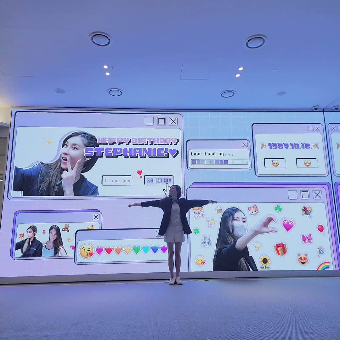 ステファニーのインスタグラム：「생애 첫 전광판 인증샷!!  10.16 내일 생일을 위해 몇 일간 코엑스에서 한껏 축하해주는 클래시들 🩷 거마워~ 인생 네컷도 찌거따 ;)  진심이야..(에코 ×999)」