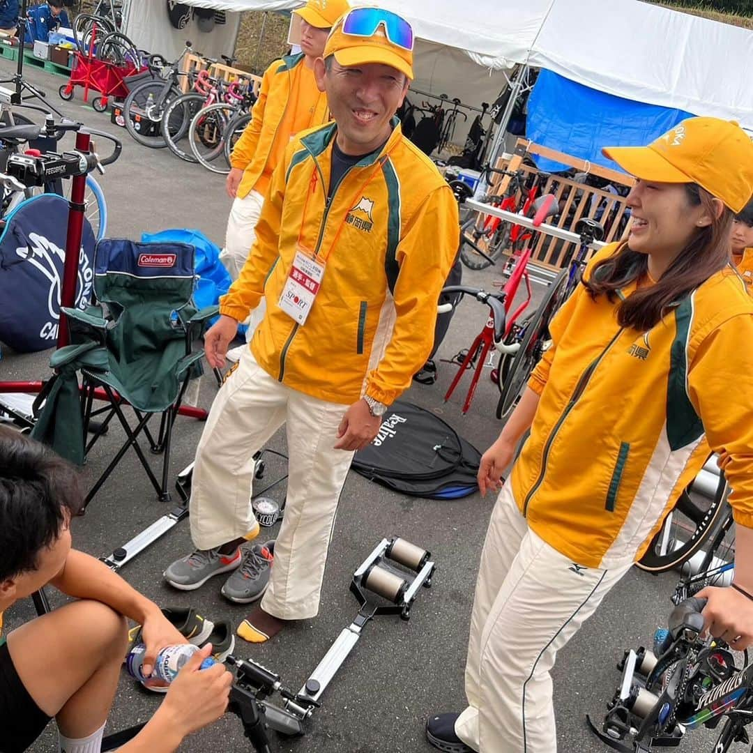 鈴木奈央さんのインスタグラム写真 - (鈴木奈央Instagram)「. . 鹿児島国体2023 @根占自転車競技場 . 久しぶりにスクラッチを走れて、 結果は5位でしたがとても楽しく 走り切ることができました！ . ジュニア時代にお世話になった先生方に会えたり、 元チームメイトに会えたり高校時代を思い出したました。 やっぱ自転車競技っていいね💖 みんなそれぞれの道で頑張っているから 私ももう少し頑張ろうと思いました💪🏻 . 静岡県チームもとても雰囲気が良く、 若い子達と仲良くなれて良かったです☺️ 新しい刺激をもらいました⚡️ . みんなの頑張りで、天皇杯も4位✨ 私は来年もう出場出来ませんが、 静岡県チーム応援してるよー！ . . . #鹿児島国体 #特別国民体育大会 #自転車競技 #トラック #静岡県チーム  #スクラッチレース #ガールズケイリン選手  #BLACKROLL」10月15日 14時13分 - keirin70