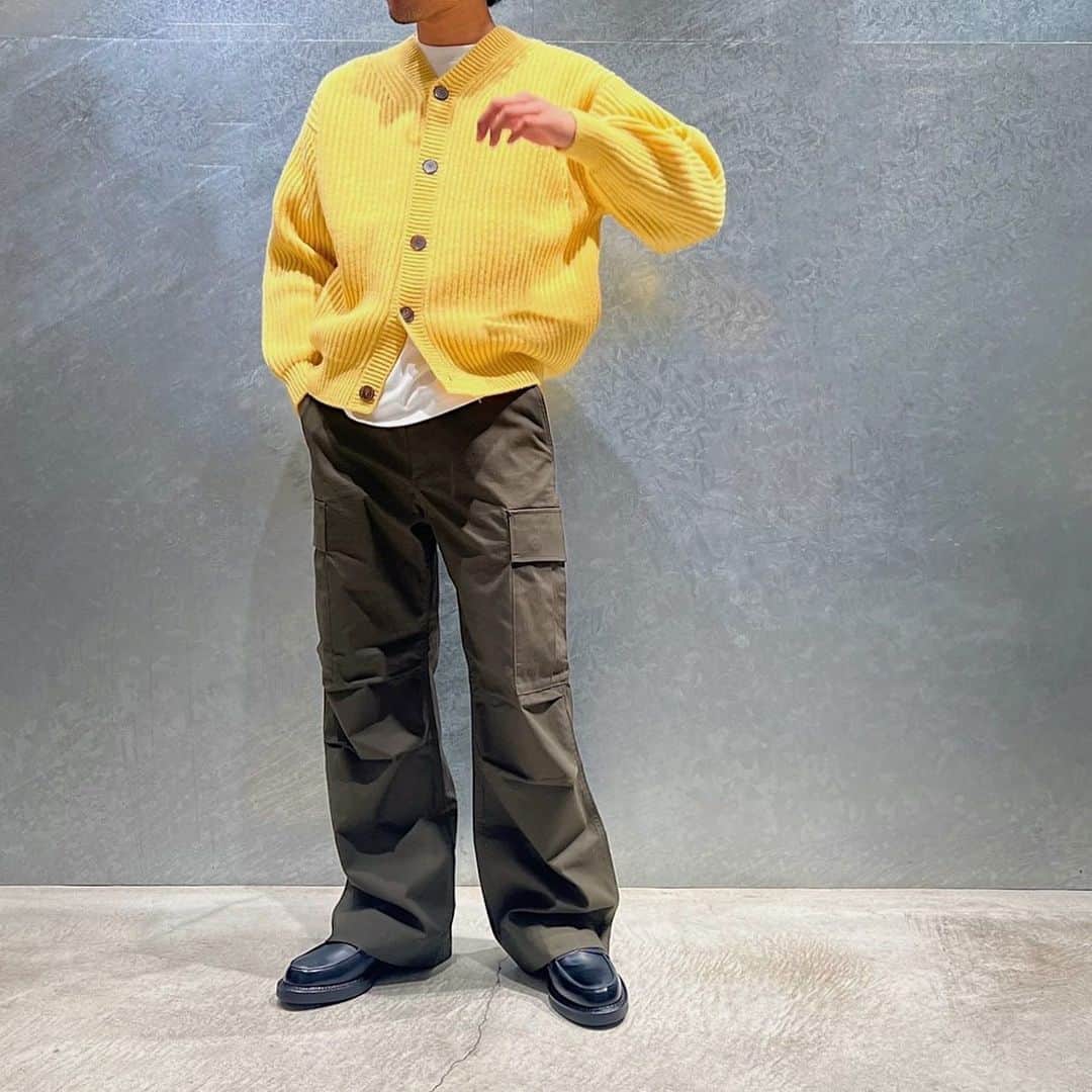 のインスタグラム：「＜H BEAUTY&YOUTH＞ WOOL AZE V NECK CARDIGAN ¥39,600 Color: MD.GRAY/YELLOW/BLACK Size: S/M/L (着用スタッフ: 172cm 着用サイズ: M)  RIP STOP FLARE CARGO ¥33,000 Color: DK.GREEN Size: S/M/L (着用サイズ: M)  #H_beautyandyouth #エイチビューティアンドユース @h_beautyandyouth  #BEAUTYANDYOUTH #ビューティアンドユース #Unitedarrows #ユナイテッドアローズ」