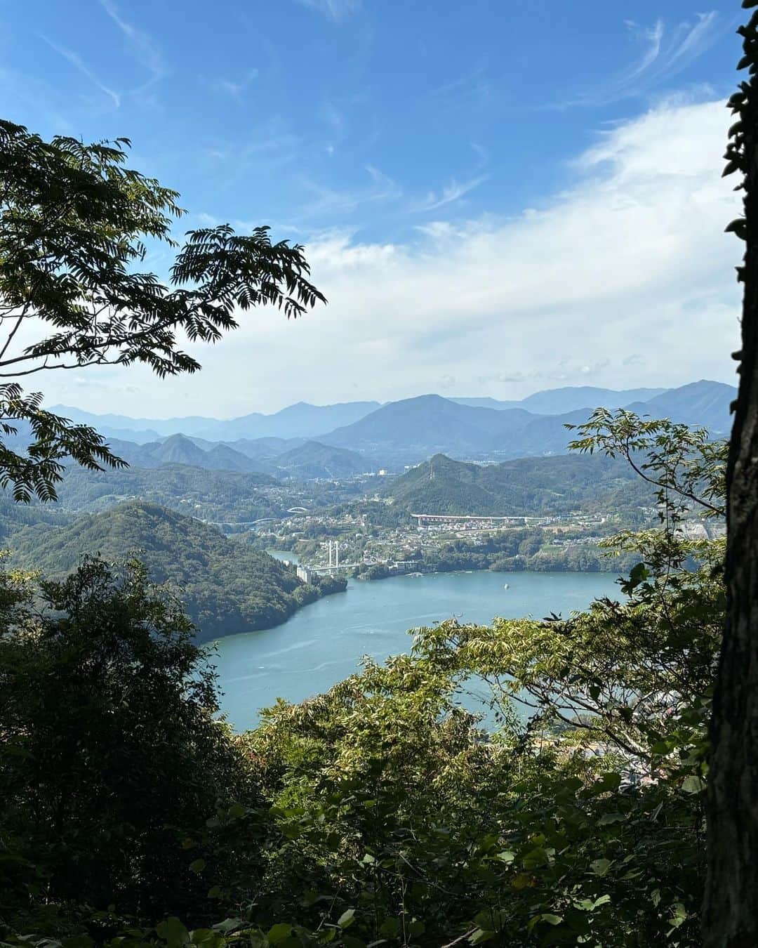 春木みさよさんのインスタグラム写真 - (春木みさよInstagram)「先日、初めて神奈川県の嵐山に 登ってきました⛰️  紅葉はまだでしたが、爽やかな秋晴れの日✨  休憩しながら1時間くらいで 山頂に到着〜 山頂からは相模湖と湖畔の街並みが 見渡せましたよ  かながわの景勝50選だそうです！  久しぶりのハイキングで リフレッシュできました〜😊  #ハイキング #秋晴れ #嵐山」10月15日 14時19分 - harukimisayo