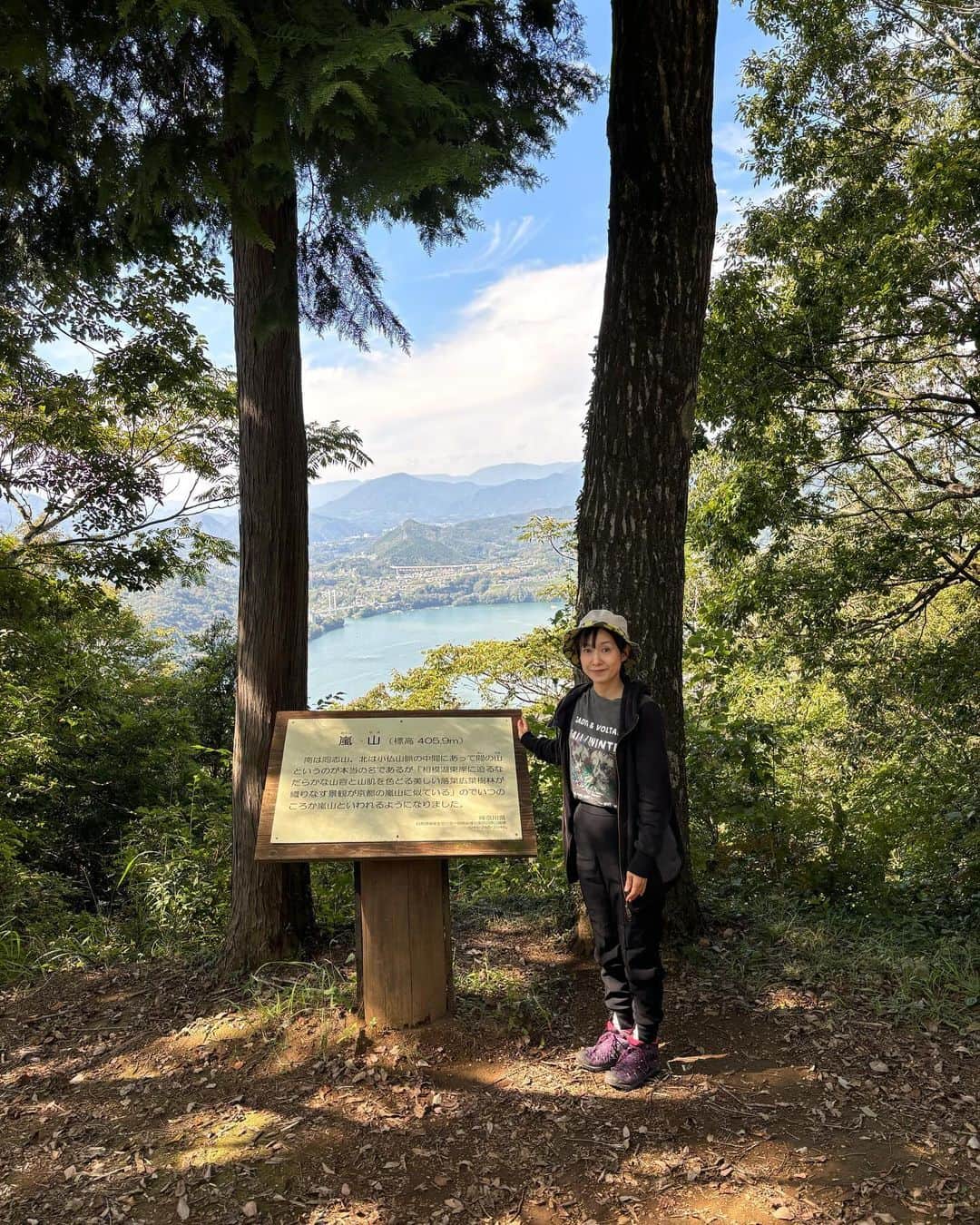 春木みさよのインスタグラム：「先日、初めて神奈川県の嵐山に 登ってきました⛰️  紅葉はまだでしたが、爽やかな秋晴れの日✨  休憩しながら1時間くらいで 山頂に到着〜 山頂からは相模湖と湖畔の街並みが 見渡せましたよ  かながわの景勝50選だそうです！  久しぶりのハイキングで リフレッシュできました〜😊  #ハイキング #秋晴れ #嵐山」