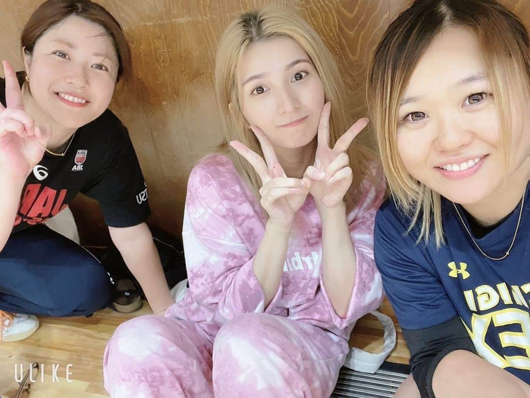 小田あさ美さんのインスタグラム写真 - (小田あさ美Instagram)「久しぶりの更新でごめんね🥺  昨日は20年ぶりくらいに、 中学のバスケ部の集まりに 参加してきたよぉ‼︎  みんな違う中学だけど、 当時は手紙交換したりして 仲良くしてくれてた子もいて 今回初絡みの子も居たり  みんな大人になってからも こうやって再会出来るの 本当に嬉しい(*´꒳`*)♡  バスケは10年ぶりくらいだったから もう動けないし、 筋肉痛やばいけど🥺 参加してよかったぁぁぁぁぁ  私は高校もみんなと違うとこ 行ったし、 芸能始めて高校も中退して 地元の友達とは疎遠になってたから 声かけて貰ってすごく嬉しかったなぁ また集まりたい♡♡♡  #地元 #basketball #バスケ #女バス #love #friend」10月15日 14時20分 - odaasami0914