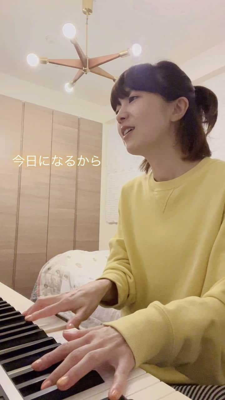 熊木杏里のインスタグラム：「「今日になるから」 ②番。  "私たちは木の芽みたいに　ひとりひとりでひとつ"  の部分が好きです。 秋風の日々。元気に過ごせますように。」