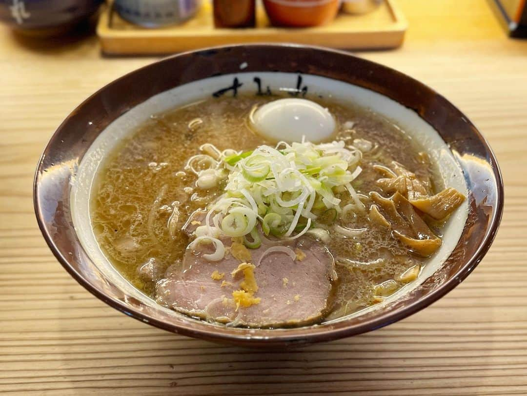 SUSURUさんのインスタグラム写真 - (SUSURUInstagram)「札幌味噌ラーメンの金字塔、すみれさん。 一口めの熱さ、あらためて衝撃でした。 看板かっこよくない？ #susuru_tv #すみれ中の島本店 #すみれ #札幌市 #北海道 #味噌ラーメン #うまい  #ラーメン #らーめん #ramen #ラーメン部 #ramennoodles #毎日ラーメン生活 #麺スタグラム #japaneseramen #japanramen #foodstagram #foodie #noodles #instanoodle #instaramen #instafood #北海道ラーメン #札幌ラーメン #sappororamen #sumire #札幌味噌ラーメン」10月15日 14時24分 - susuru_tv