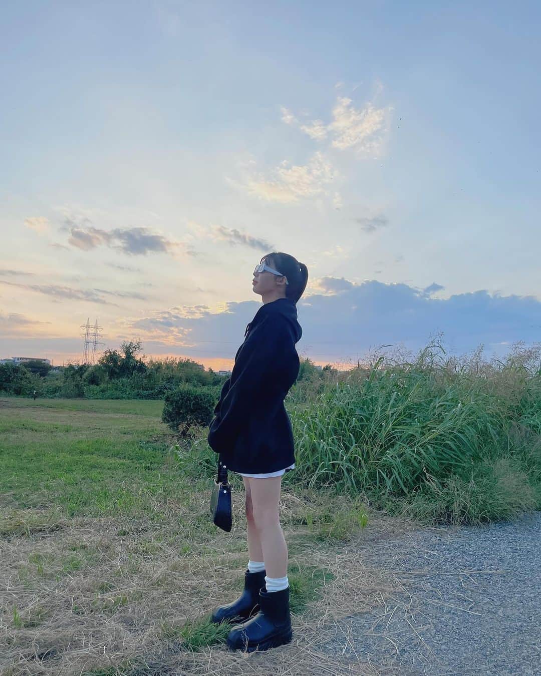 聖秋流さんのインスタグラム写真 - (聖秋流Instagram)「. . 🍁autumn🍂 流石にカワユスかも😌😌🤍 . tops→ @shein_japan  socks→ @gu_for_all_  boots→ @atmos.pink_official @adidastokyo  bag→ @diesel  . この日は自転車30分漕ぎ続けて川辺でパン食べてきた✌🏻✌🏻✌🏻 . . . #ootd #ootdfashion #fashion #code #autumn #秋 #秋コーデ #パーカーコーデ」10月15日 14時36分 - seshi_smile