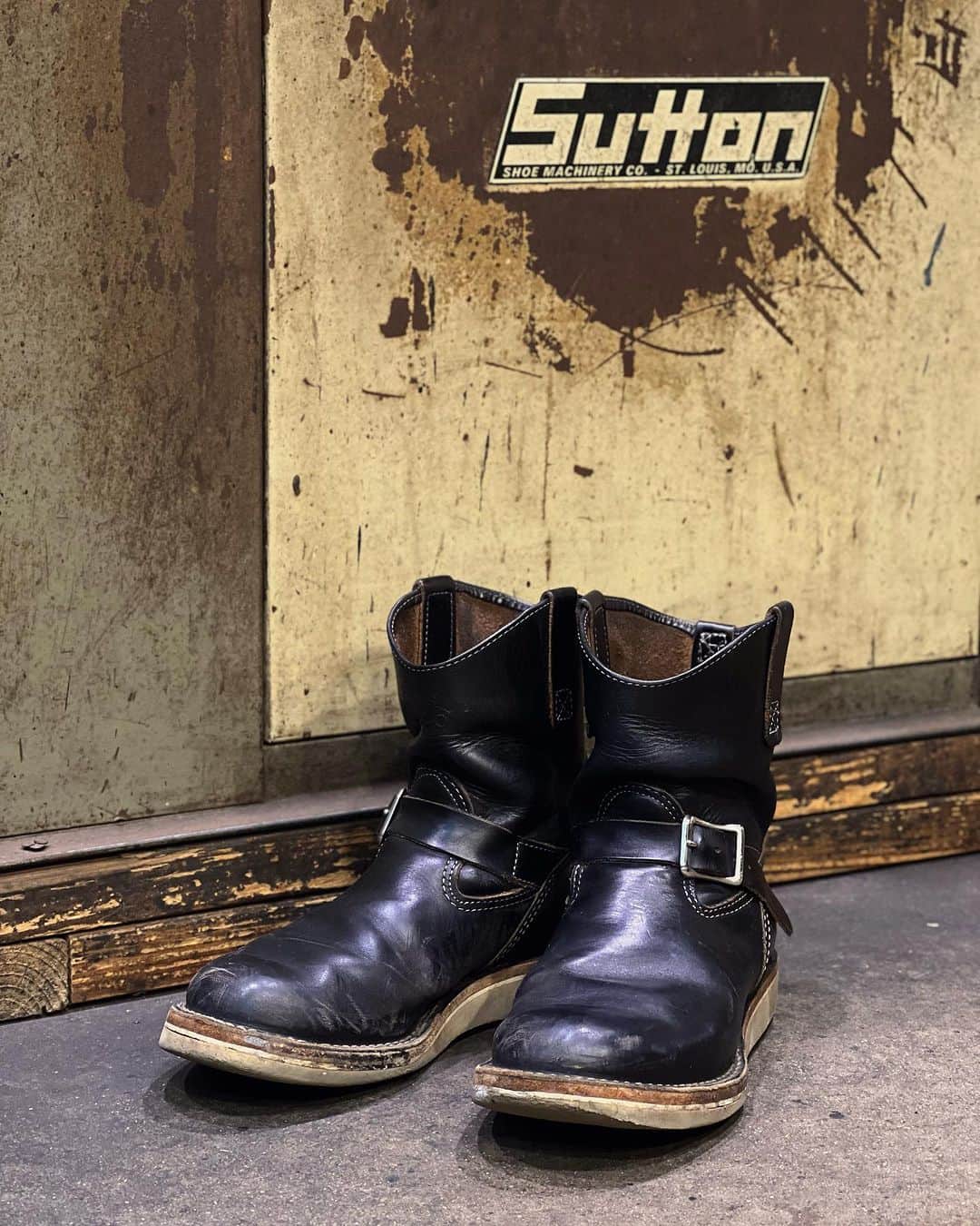 ウェスコさんのインスタグラム写真 - (ウェスコInstagram)「〜REPAIR THE WESCO BOOTS〜 Customer's Wesco boots received for sole replacement.  〜Black Double Shot Leather〜 - Japan Limited Leather -  #westcoastshoecompany #wesco #wescoboots #mywesco #morrison #blackdoubleshot #repair #FactoryShoeRepairing #since1918 #100YEARS #oregon #scappoose #madeinUSA🇺🇸 #osaka #wescojapan #tokyo #wescoebisu #wescosetagaya」10月15日 14時36分 - wesco_japan