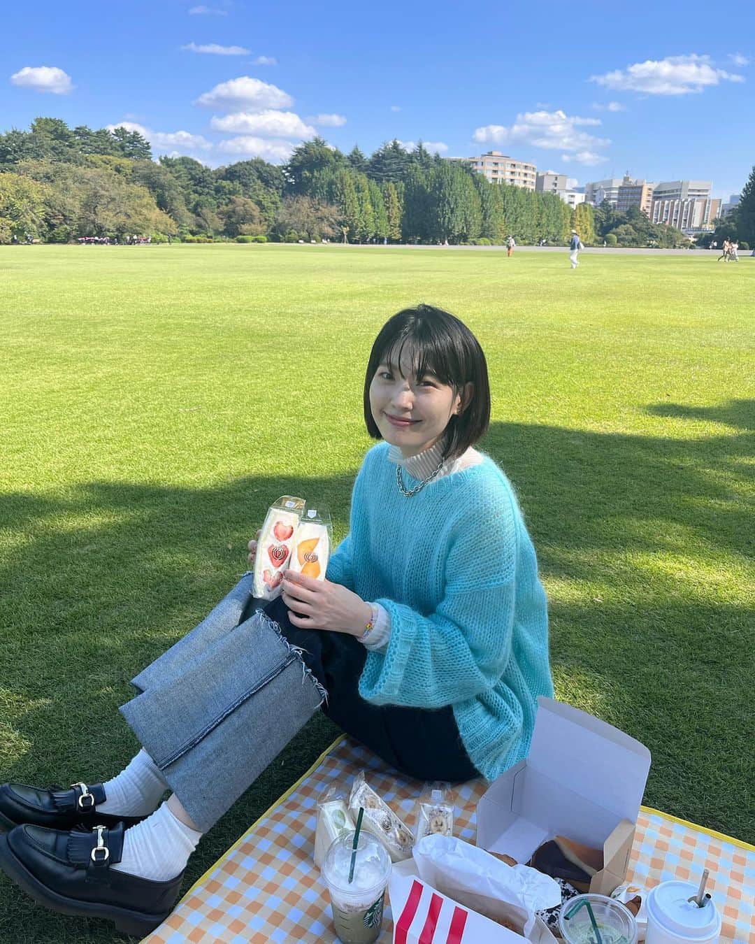 森貴美子のインスタグラム：「この前秋晴れの日にピクニック🍎  食べ物持ち寄って、あーでもないこーでもない言いながら写真撮って、ピックニックシートに寝転がってゴロゴロして… 楽しかった〜🥳  私以外みんな20代のぴちぴち(死語)の女の子たちで、オンニって言うかもはやオンマぐらいの世代の私も垣根なく慕って仲良くしてもらえて、本当に幸せだなと思う🥹さらんへ❤️🫶🏻  #新宿御苑　#신주쿠교엔」