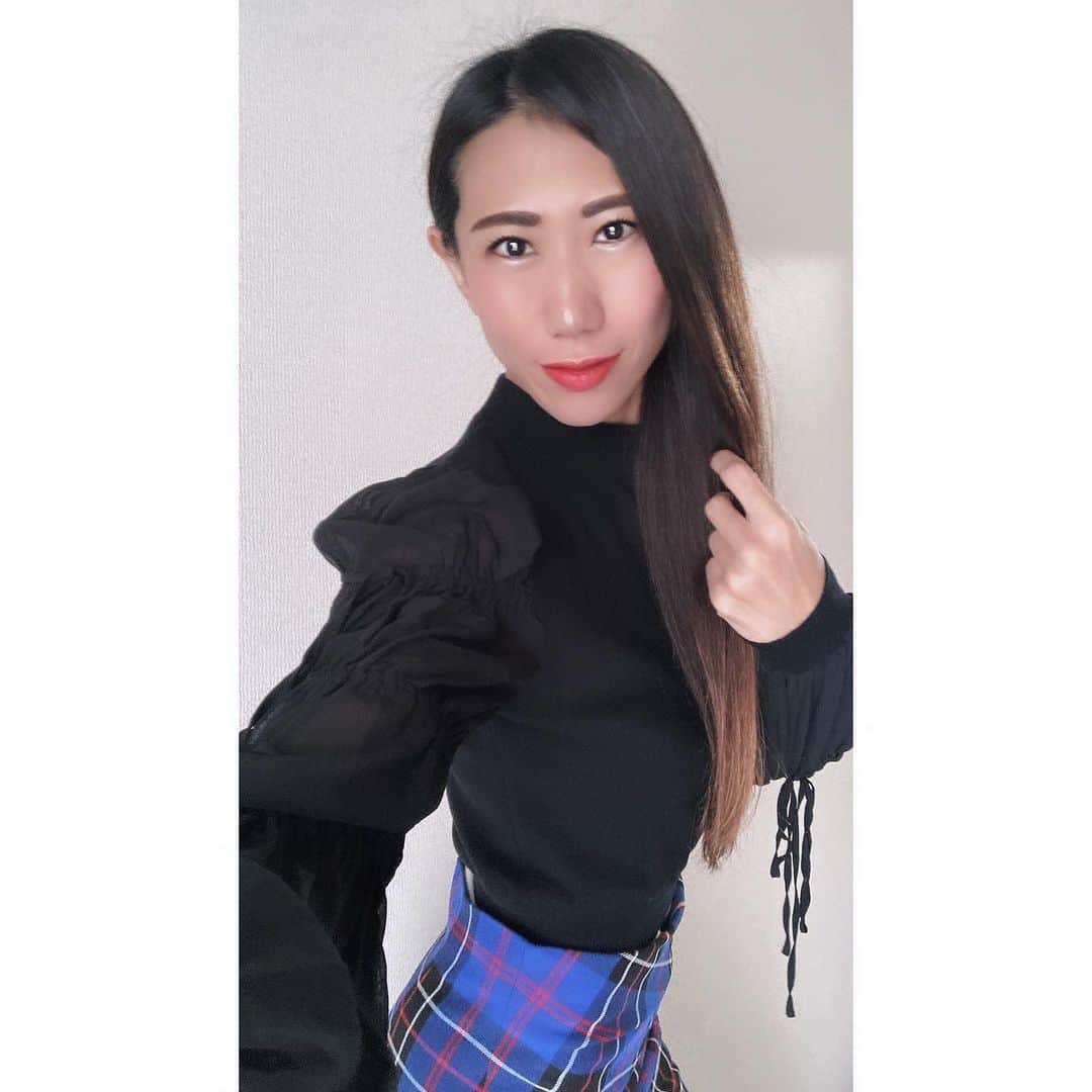 ほんまかよこのインスタグラム：「🖤💙🖤  最近は久しぶりに お洋服を着るのが楽しいな〜なんて。  元々は好きなお洋服を選んだり  色や形を思い浮かべて あれこれ構想しながら コーディネートしたり  そういうのも好きだった方なんです🤭  純粋に「好き」だけで楽しめていたことが  いつの間にやらいろんなことを考えて、わかんなくなっちゃったりするんだよね。  改めてシンプルに、自分の気持ちに寄り添ってみると  埋もれてた「好き」が戻ってきたりするもんだ☺️  わたしは女の子とお出かけする時の方が、お洋服選びが楽しいなーって感じるよ🤍🤭  #秋 #Autumn #ootd #筋肉なお姉さん #ほんまかよこ #kayokohonma  ゜*. ────────── 🪴Life＆Work @honmakayoko 🧘‍♀️Fit＆Wellness @kayoko_fitness ⚽️Sports＆Parody @kayoko_sports  ──────────.* ゜ TikTok ✈︎ honmakayoko_soccer Twitter ✈︎ ＠kayokohonma YouTube ✈︎ Kayo Channel LINE ✈︎ ＠wdw5651f  ────────────────── DMはマネジメント会社との共同管理となります。 内容により対応が異なります事をご理解下さい。 ──────────────────  🏷 #筋肉グラドル #筋肉タレント #腹筋女子 #筋肉女子 #musclemodel #fitnessjourney #模特 #健身房 #instagood #sportsgirl #referee #actress #model #modellife #japanesemodel #asiagirl #fashion #outfit #ZARA #snidel  #stylediary #tokyolife #selfie」