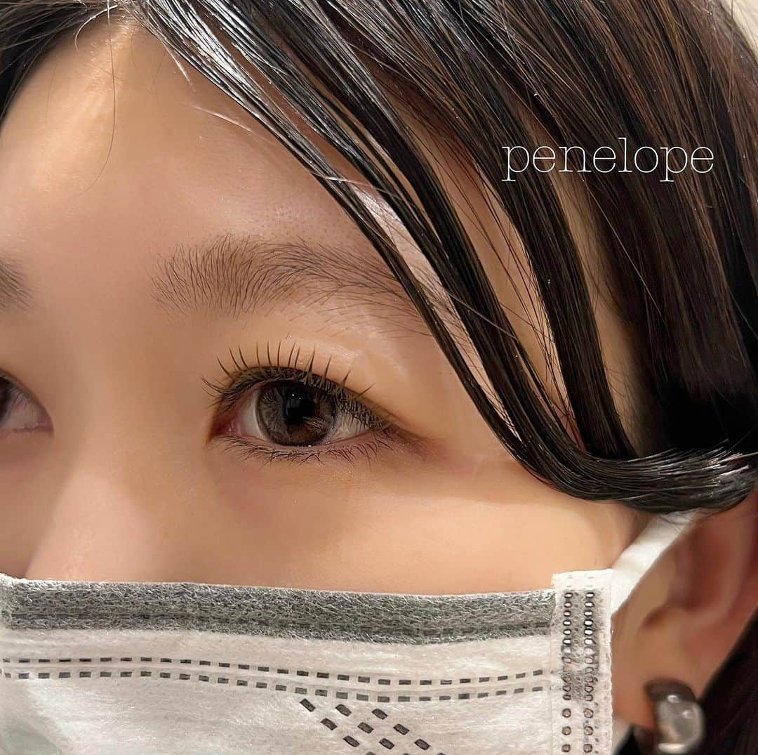 penelopeのインスタグラム：「olive color 🫒♡  Flat Lashのカラーは 色とエクステの存在感を出したまま お肌にも馴染みやすいです♡  オリーブは秋にオススメです🍂  eye by 金田　@rrripo7」