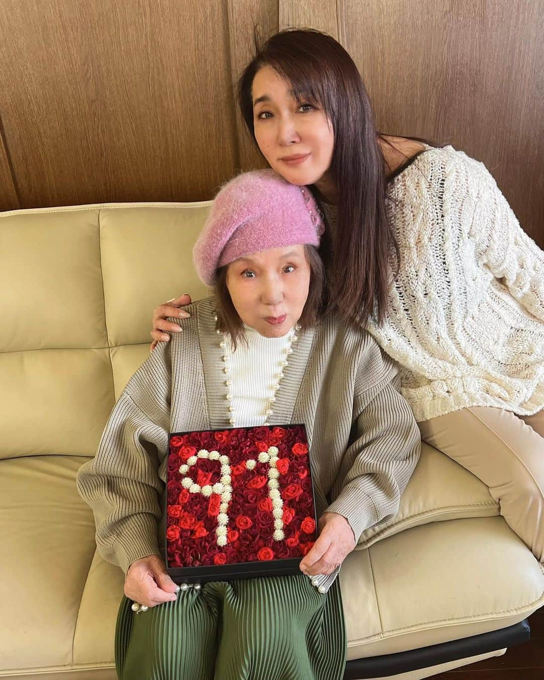 浅野ゆう子のインスタグラム：「昨年…  90歳の誕生日に、びっくりするほどたくさんの皆さまに、いいね👍 おめでとうを頂戴し、深く感謝しております。  心より御礼申し上げます。  母も、その皆さまの励ましがとても嬉しかったようで、終始笑顔で、頑張ることへのモチベーションとなりました。  本当にありがとうございました。  あれから１年…  本日‼️ 母は‼️ 元気に‼️  91歳のお誕生日を迎えさせていただきました❣️  お母さん❤️ 91歳おめでとう❣️  そして…  ありがとう❣️  ずーっと元気でいてほしい…  #91歳 #誕生日 #最愛の #お母さん #おめでとう #そして #ありがとう #まだまだ #元気に長生きしてね #あなたの娘 #浅野ゆう子」