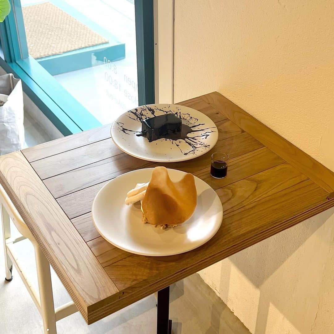 横山紗弓のインスタグラム：「📍 @so_sou.design / 高宮 アパートの一角にあるcafe🍃 ナチュラルな店内で提供されるのは 独創的でアートのようなスイーツたち。 朝8時から開店していて モーニングのトーストも美味しそうでした😋 #sosou #福岡ランチ #福岡カフェ #福岡デート #さゆlog  #福岡女子会 #福岡モーニング #平尾カフェ #高宮カフェ」