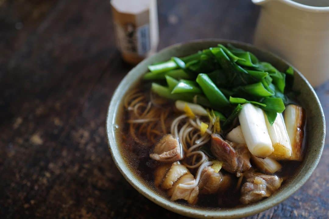 黒沢祐子のインスタグラム：「雨で肌寒い日曜日 おまけに二日酔い気味ときた😇  ランチはお蕎麦が食べたくて(あれ？3日連続お昼蕎麦だ) 鴨が無かったので名古屋コーチンのもも肉と九条葱を getしてとり南蛮そば  鶏肉を焼きながらその油で長葱に焼き目をつけお出汁は鰹節をたっぷりきかせた原価高めのお蕎麦  おいしゅうございました  #life #sunday  #鶏南蛮そば」