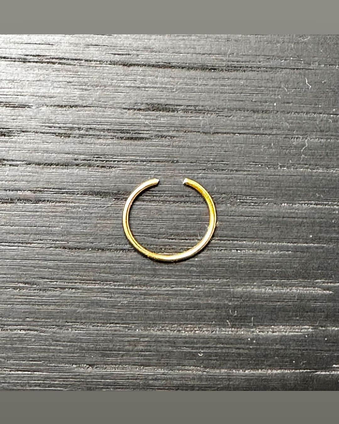 マイケル・ルーカーのインスタグラム：「Yep found this on the stage floor when we were having a Q&A today and obviously it is not a nose ring.」
