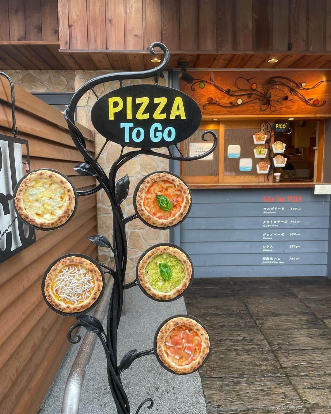 のインスタグラム：「ここの生しらすとしらすピザ最高に美味しかった、、  江ノ島でlunch🍕」
