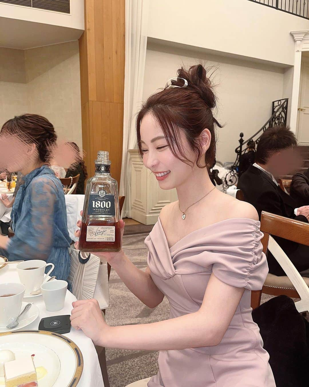 河村美咲のインスタグラム：「私の親友の結婚式で大阪へ🐙🚄　テキーラを抱えて入場してくる花嫁は初めてでした🤣結婚式さんざん参加したけどまず受付の時点でウェルカムウォッカのショット出てきて、披露宴の席にテキーラとシャンパンが置かれてる結婚式、初めてでした。笑 酒大好きな酒呑み夫婦の最高に楽しい時間でした☺︎💜🍶 結婚式関連って堅い感じやけど式でもケラケラ笑って披露宴の席の座り方も普通の新郎新婦とは逆で、その理由が「左側から撮ってもらった方が自分の写りが良いから席順とか気にしないで〜♡」とかほんまあたしの親友らしい堅い結婚式を払拭するパーティーでした✨  私の親友の地元の友達から高校の友達からたくさんの方に会えて彼女の可愛くて面白くて人を大切にできるとっても素敵な人柄やからたくさんの人が集まってて人間性がこの宴会で物語ってました☺️ しかもGIRL or LADY見てるって何人もの方に話しかけてもらってたくさん番組の感想伝えてくださって嬉しかったです🩷😭 やたらレディって呼ばれてレディいじりされた🤣🤣  リングドックもはじめてでリリレン🐶🐶可愛かった💍✨ リングドックokな式場増えてほしい💗  私が東京にいて大阪にいない時も私の父と私抜きでスナックに行くような社交性がすごくて、もうfamilyな私の愛しの親友の幸せをこれからも近くで見守ります😉♡  #結婚式  #テキーラ祭り #結婚式お呼ばれ #リングドック #ringdog #dog #🐶 #結婚式ヘアアレンジ  #GIRLorLADY」