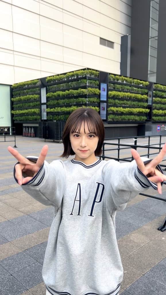 友恵温香のインスタグラム：「スウェットの季節が来た！ 冬は嫌いだけど、スウェットは好き😂  #リール #reels  #スウェット  #スウェットコーデ  #秋  #秋コーデ  #ショートボブ」