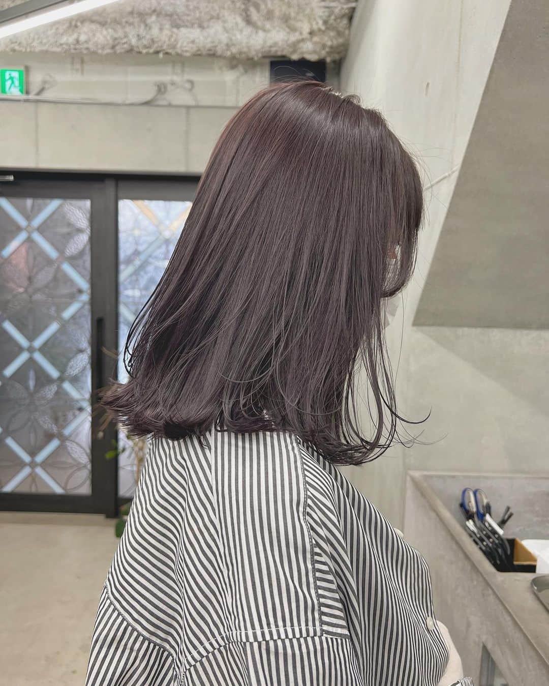 兼井遼のインスタグラム：「ラベンダーグレージュ＊  柔らかくほつれるヘア😌  ツヤのある 暗くても透明のある カラーならお任せください☺️  10月のご予約も まだまだお取りできます🙇🏻  ご質問などは コメントにてお問い合わせください！😌  #ケアカラー  #ヘアアレンジ  #ケアダブルカラー  #巻き方  #髪質改善カラー  #イルミナカラー  #ミルクティーベージュ #グレージュ  #ケアブリーチ  #ハイライトカラー  #ハイトーンカラー  #ブリーチ  #ダブルカラー   #インナーカラー  #オリーブアッシュ  #グラデーションカラー  #グレージュカラー  #ツヤトーン  #パーマ  #艶髪  #外国人風  #髪質改善トリートメント  #くびれヘア  #シースルーバング  #髪質改善  #ラベンダーグレージュ  #オリーブグレージュ  #トリートメント  #ヘアアクセサリー　#インナーハイライト」